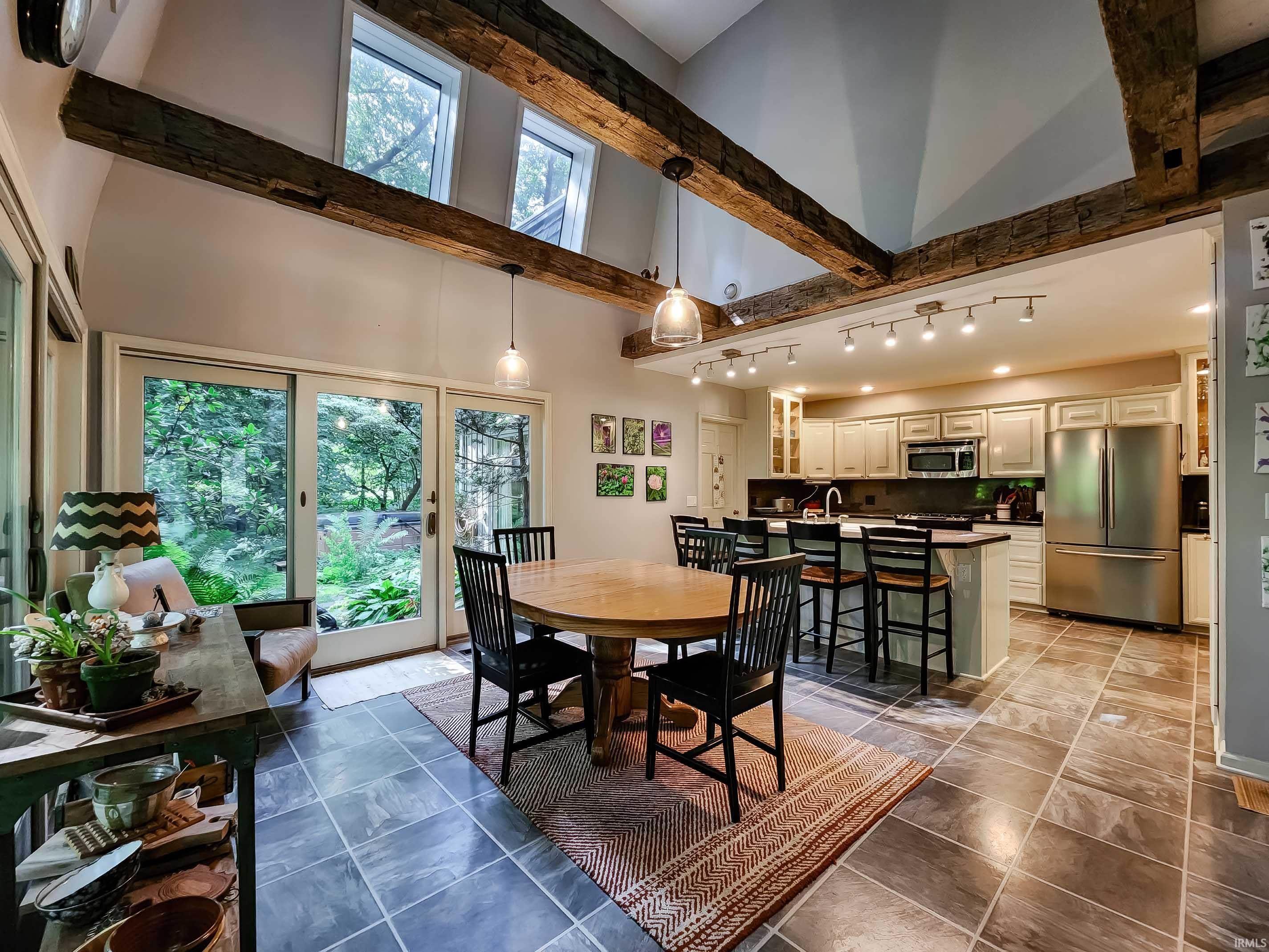 1712 Lincolnway East