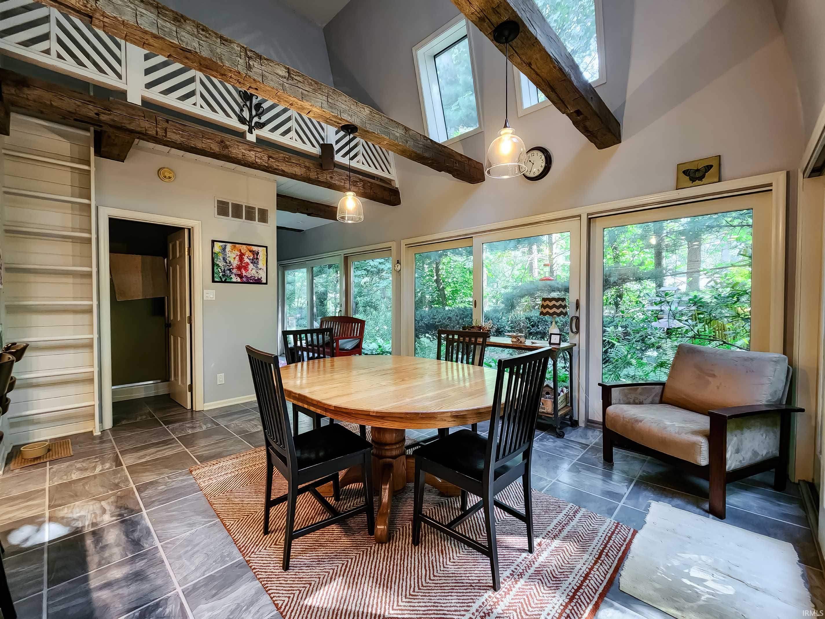 1712 Lincolnway East
