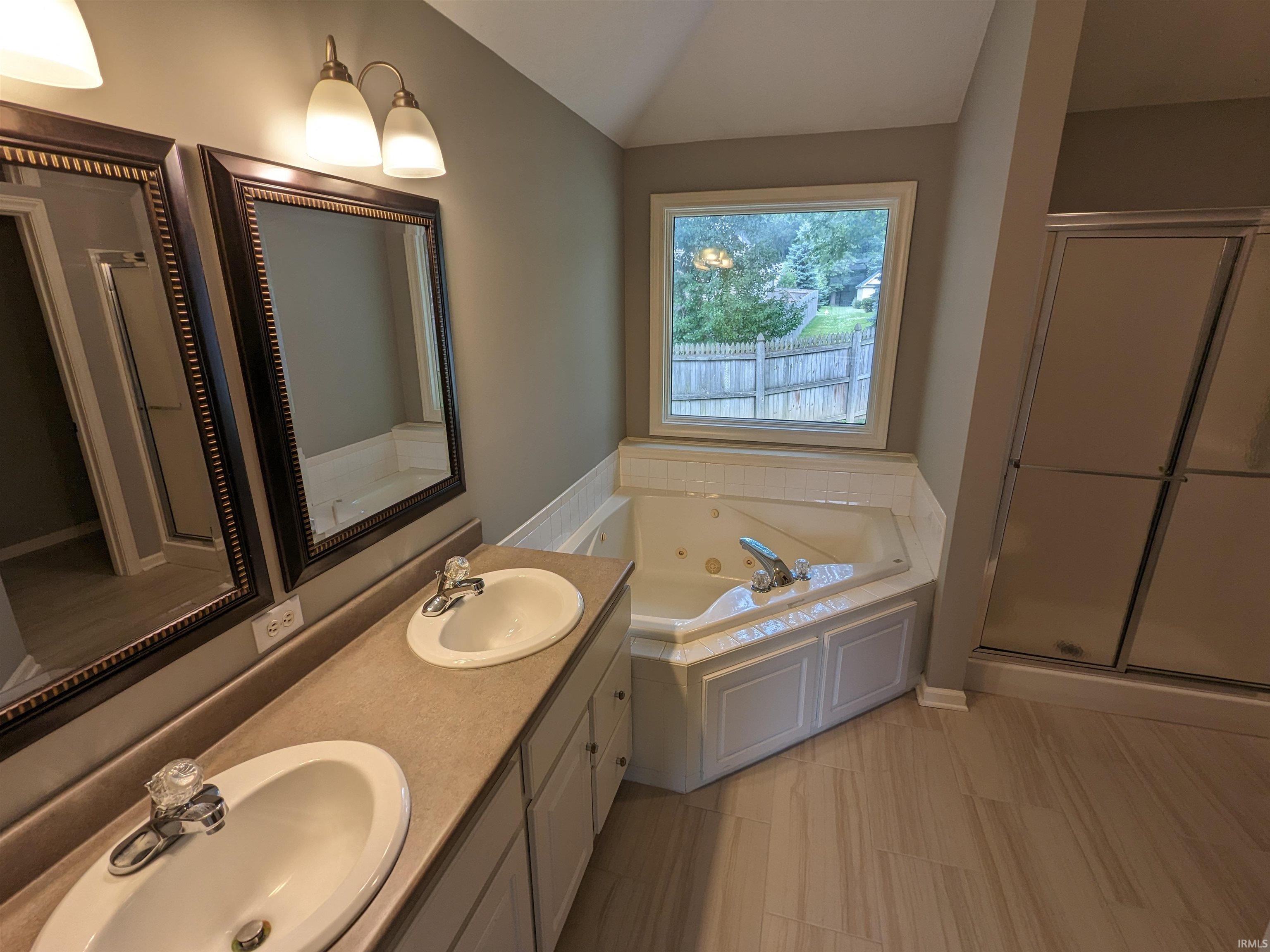 9015 Hickory Glen