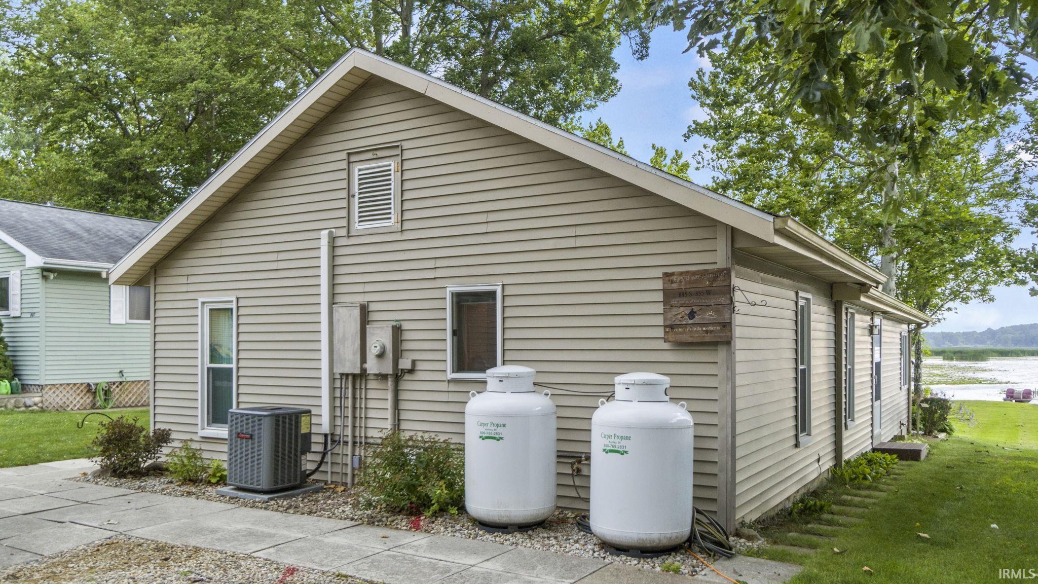 885 355 W