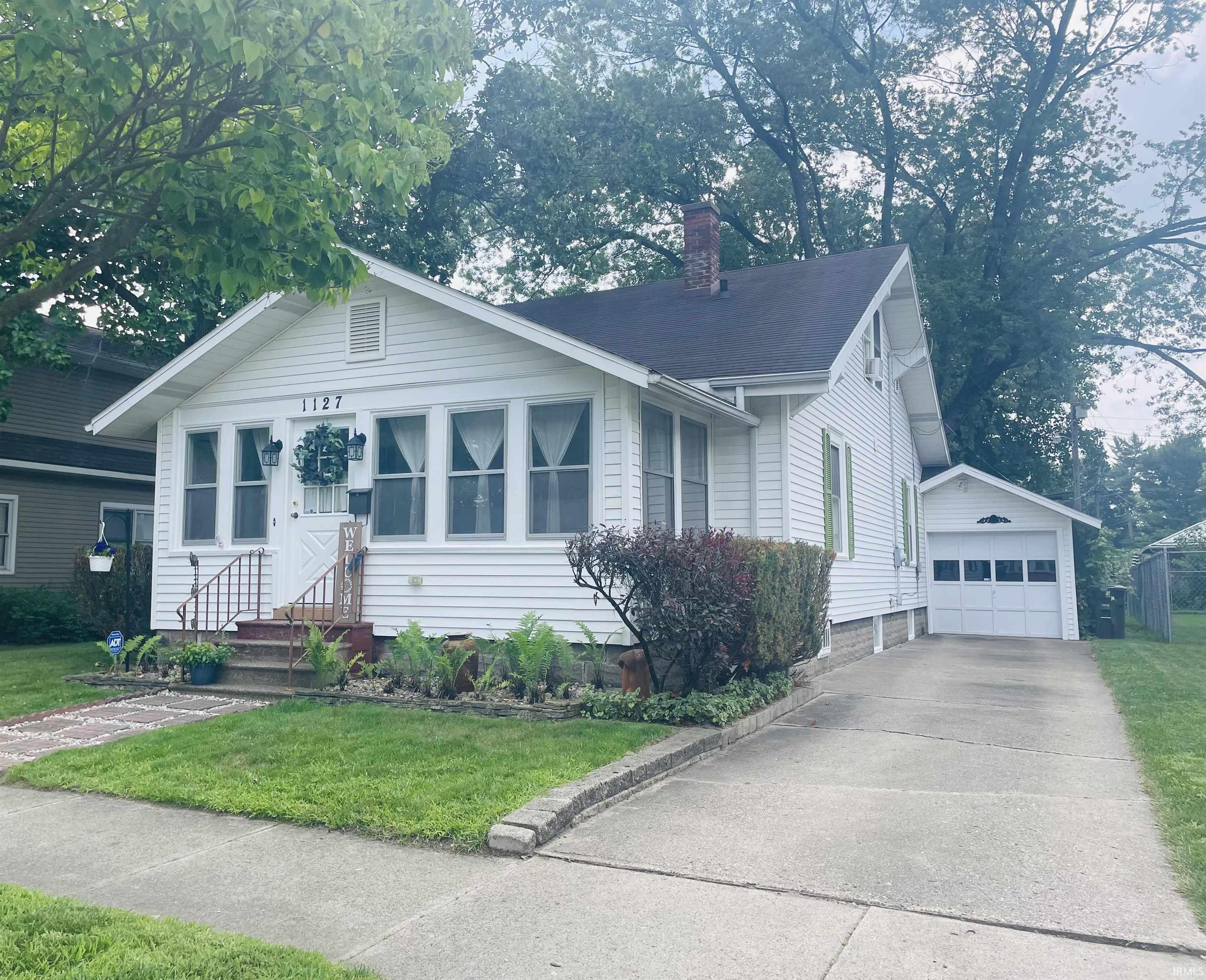 1127 Laurel