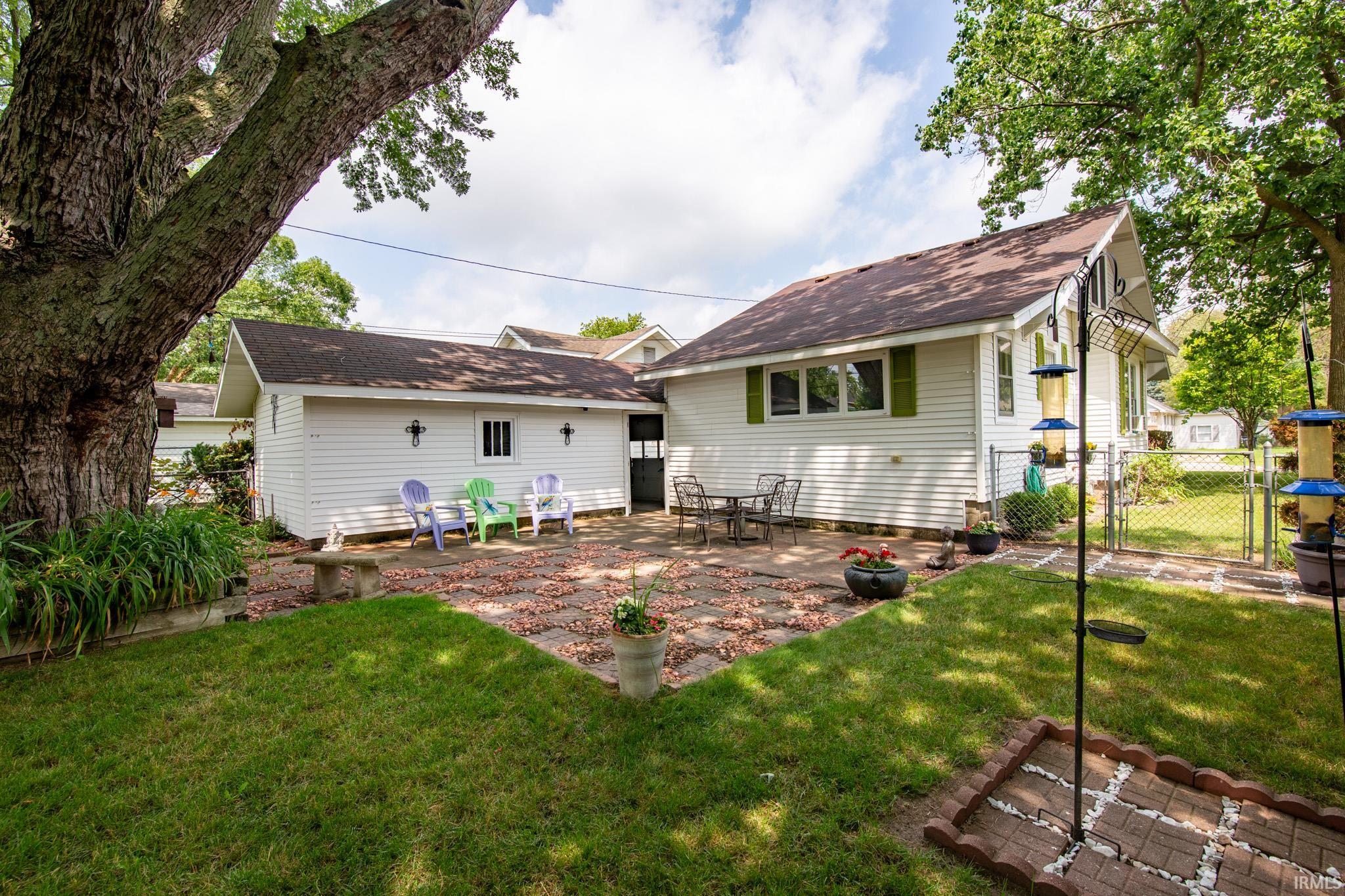 1127 Laurel