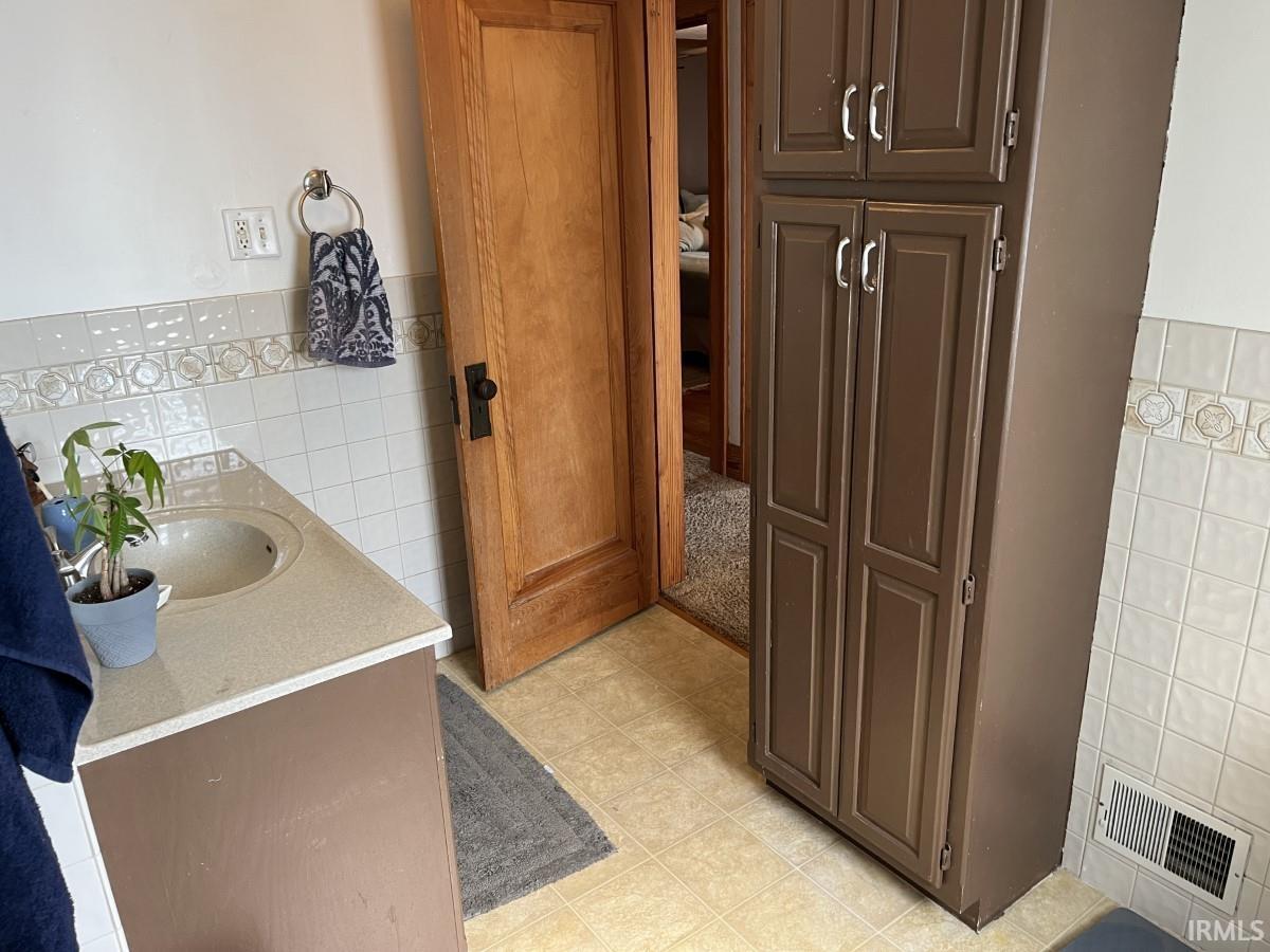 1209 Altgeld