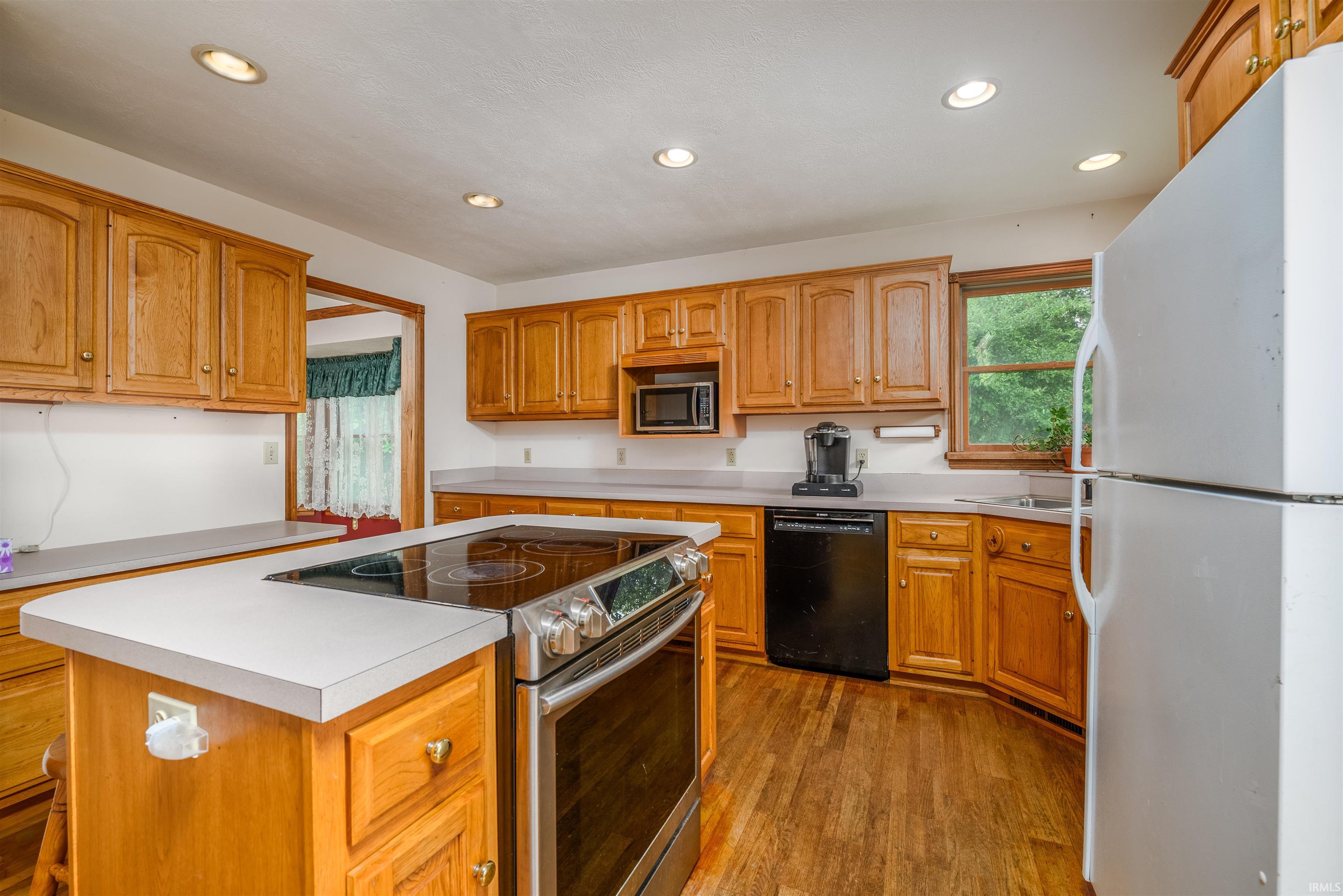 9827 Crown Point