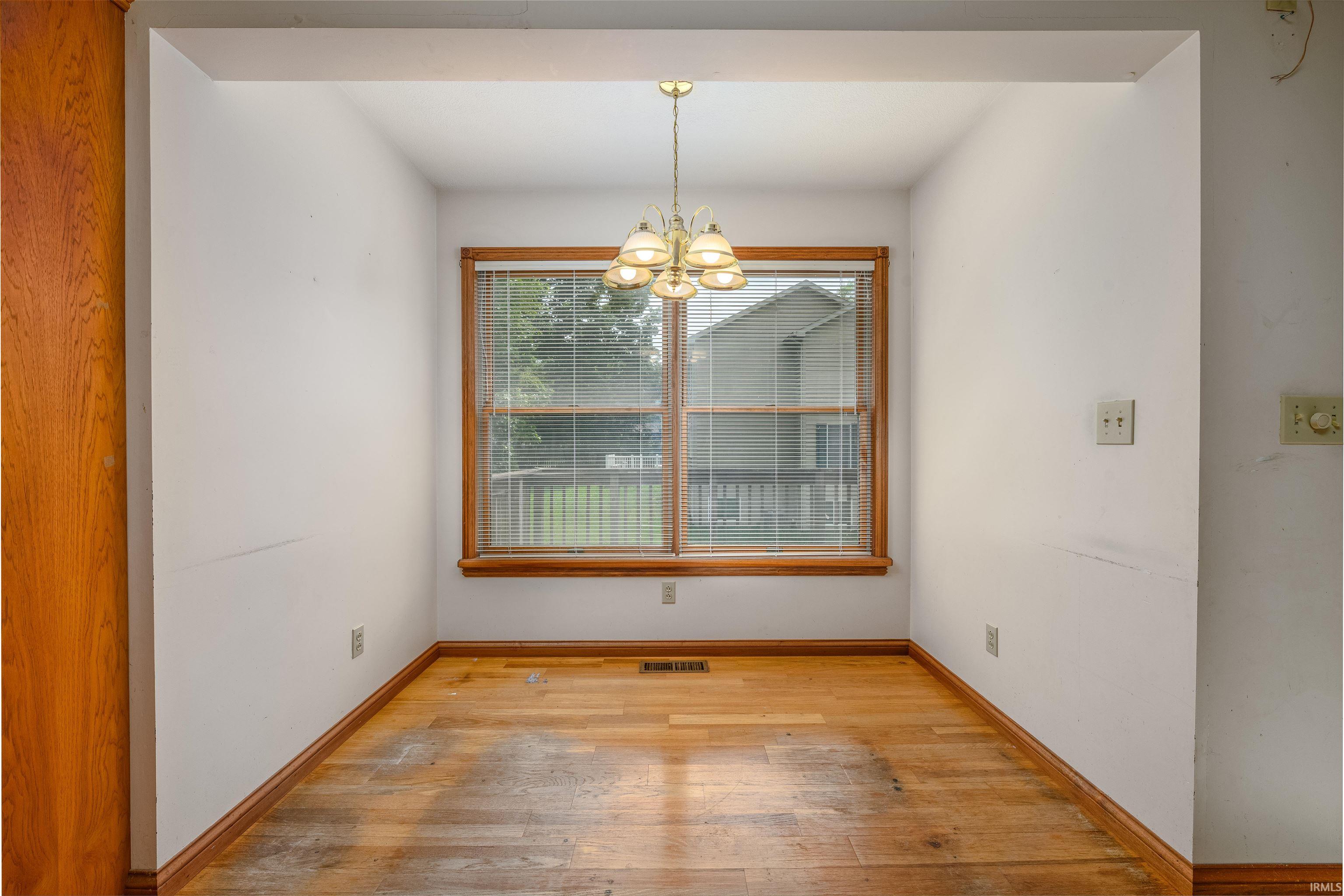 9827 Crown Point