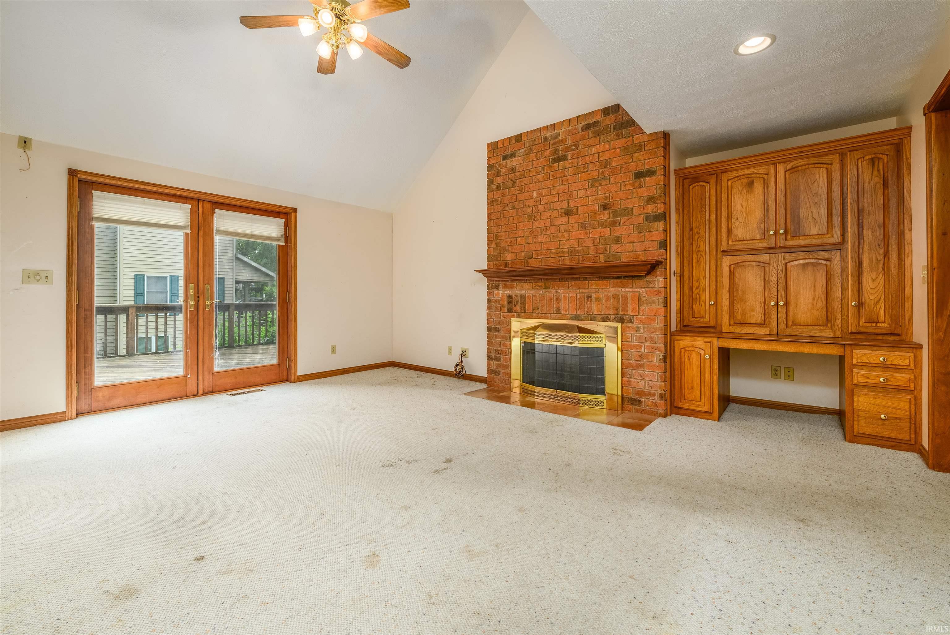 9827 Crown Point