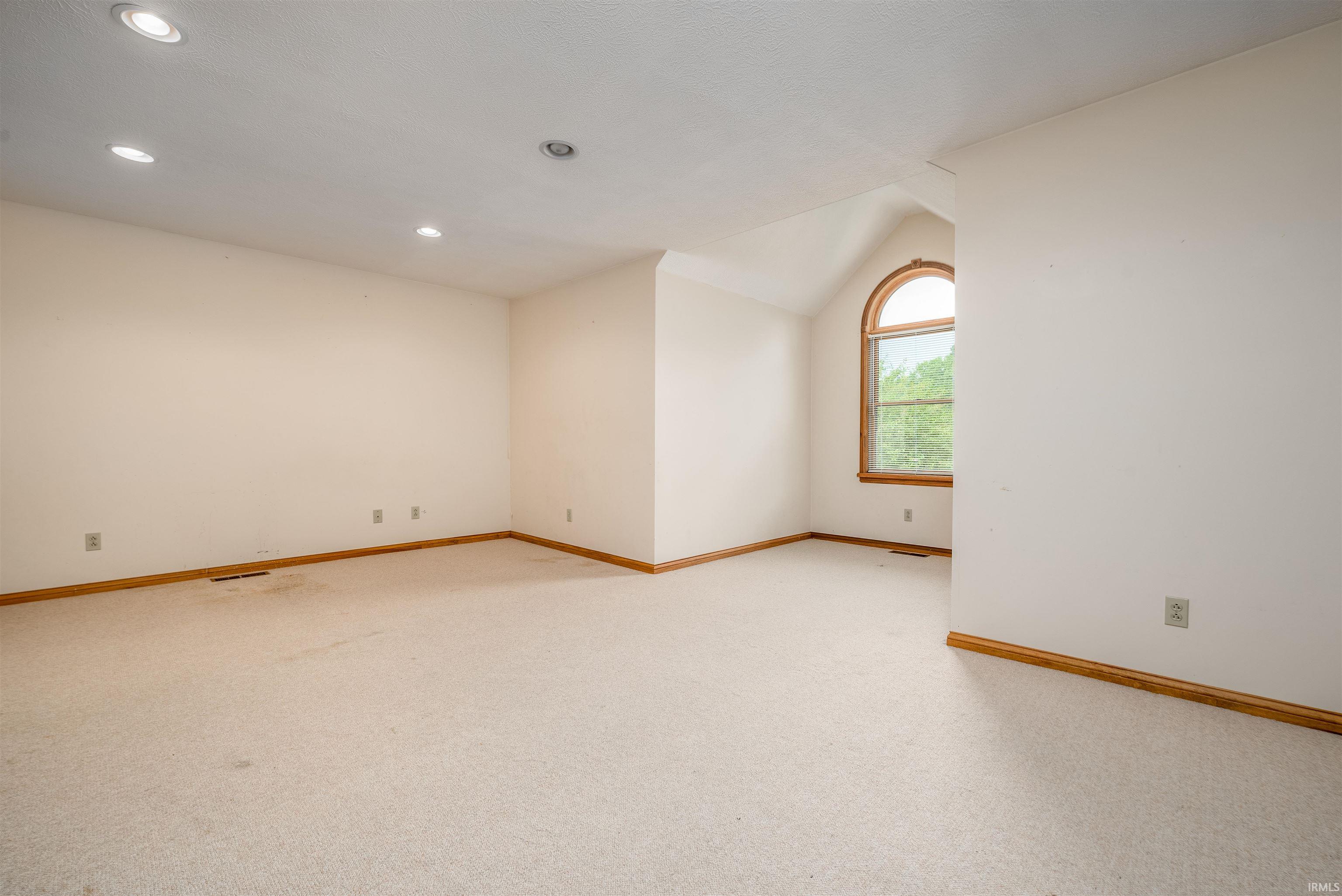 9827 Crown Point