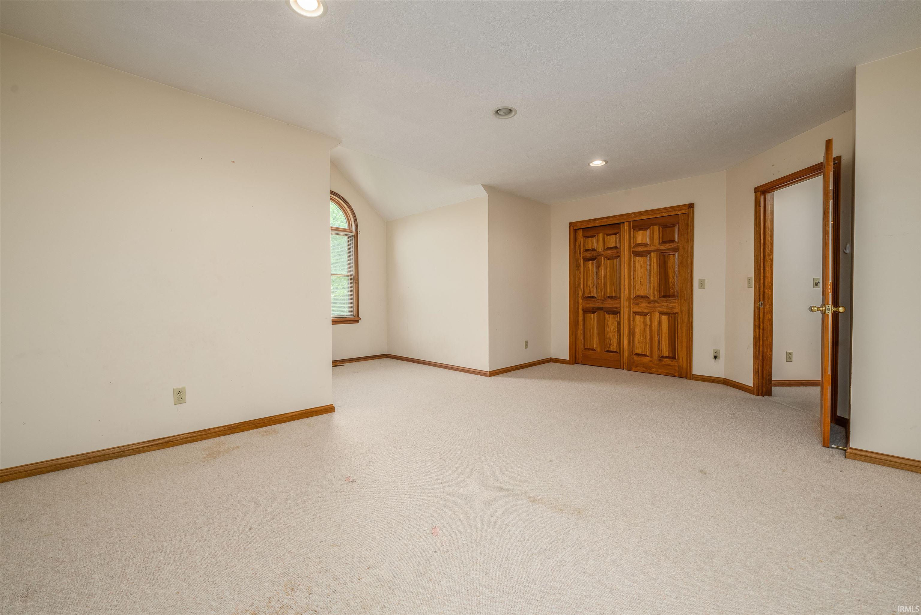 9827 Crown Point