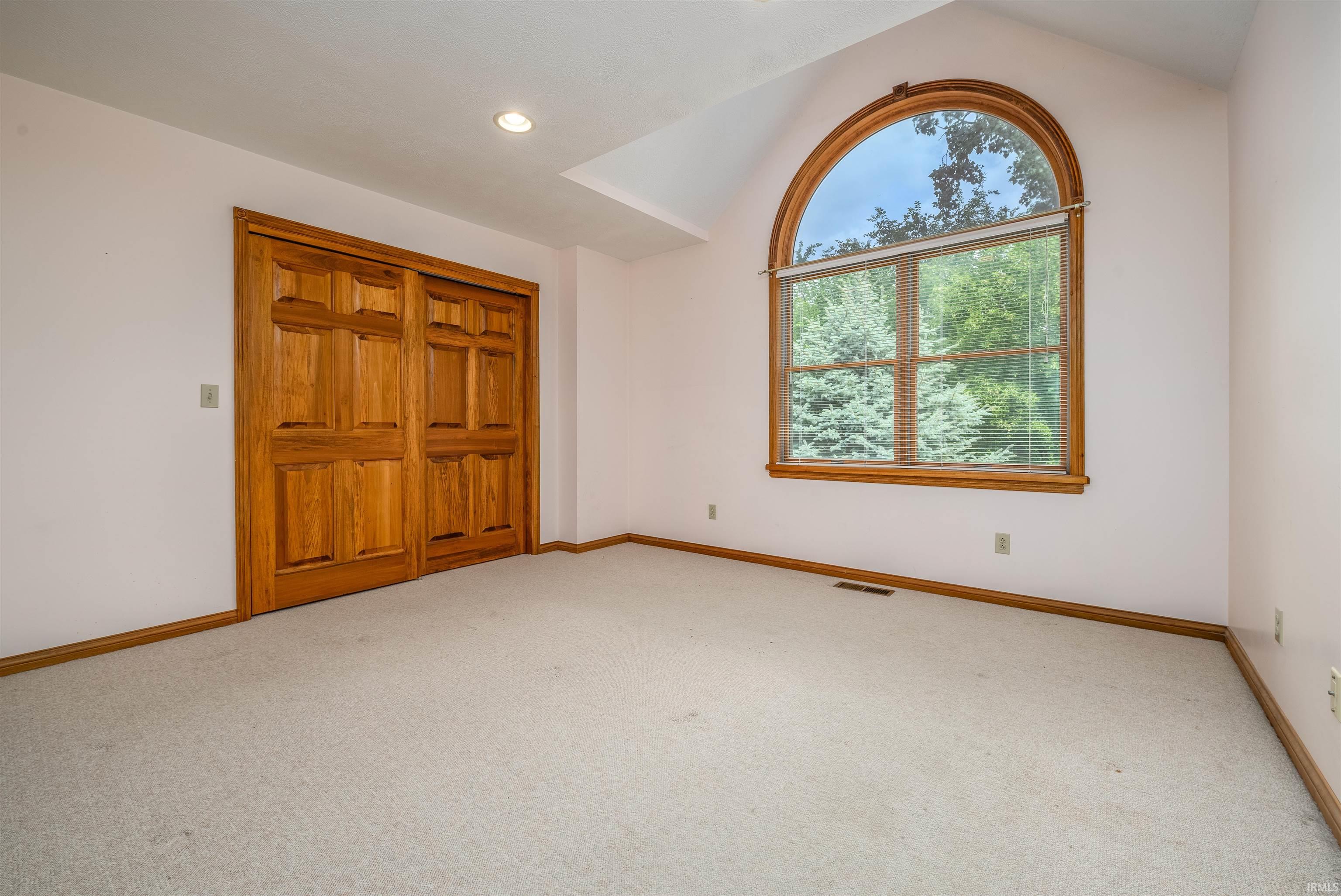 9827 Crown Point