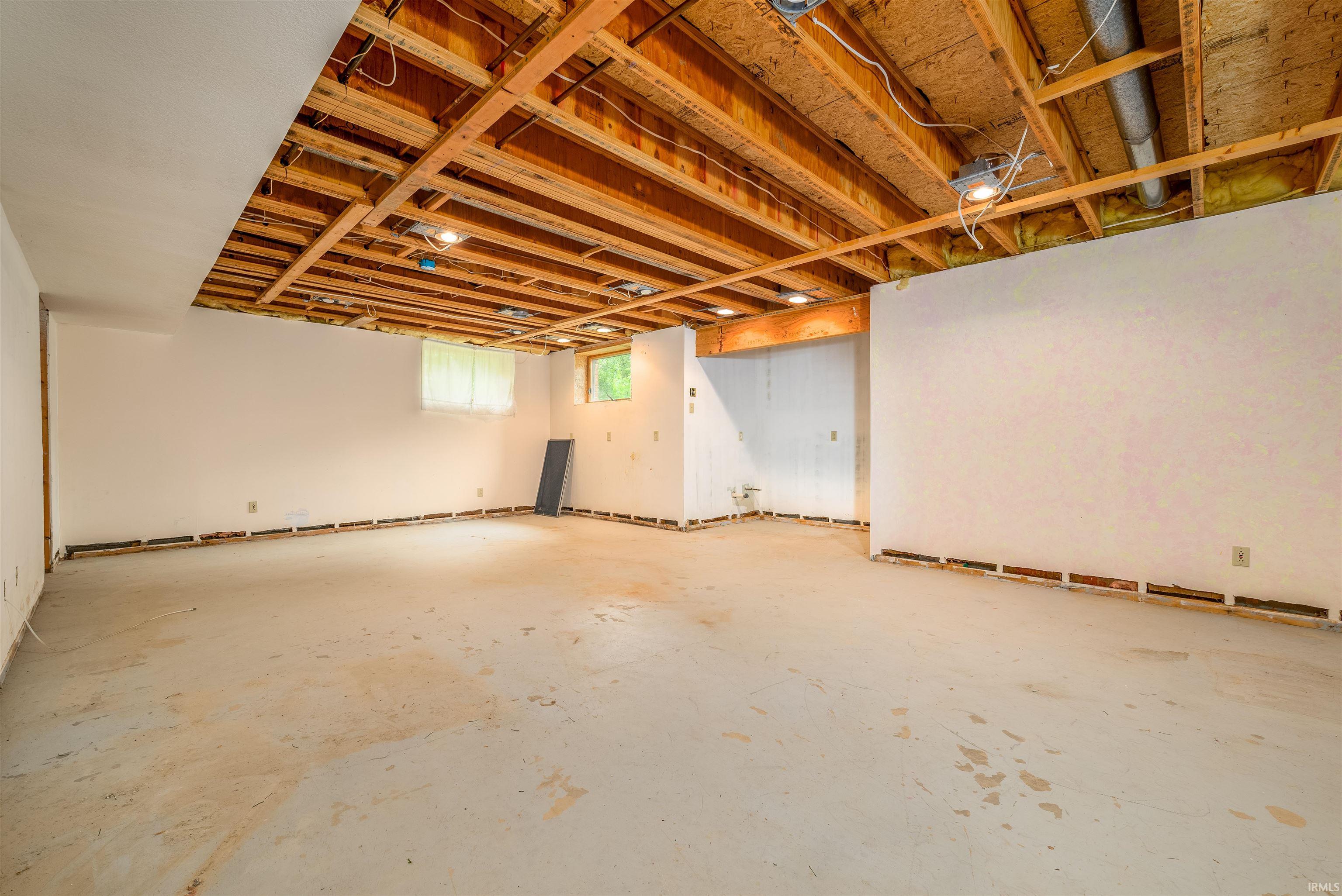 9827 Crown Point