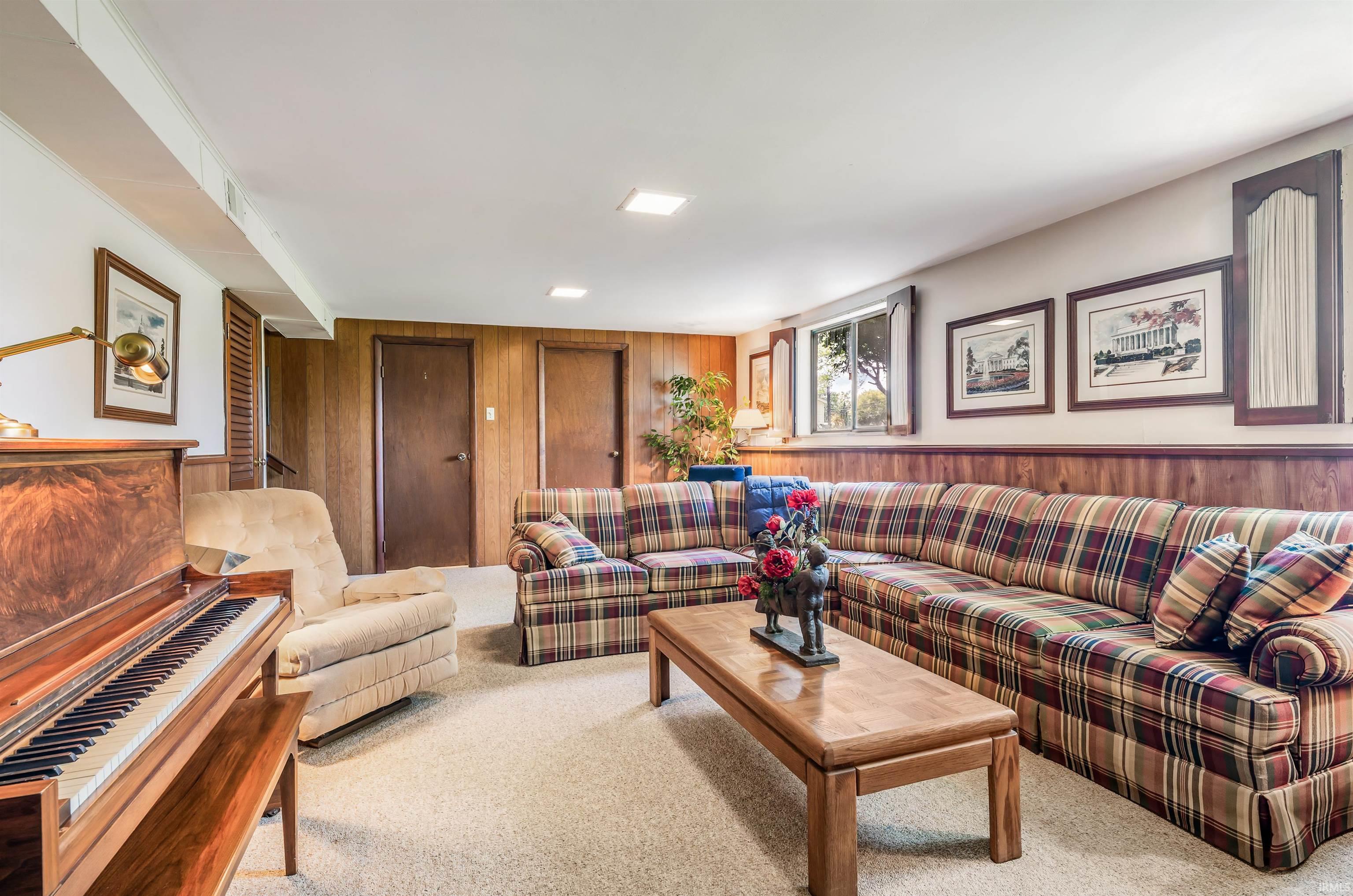 815 Elnora