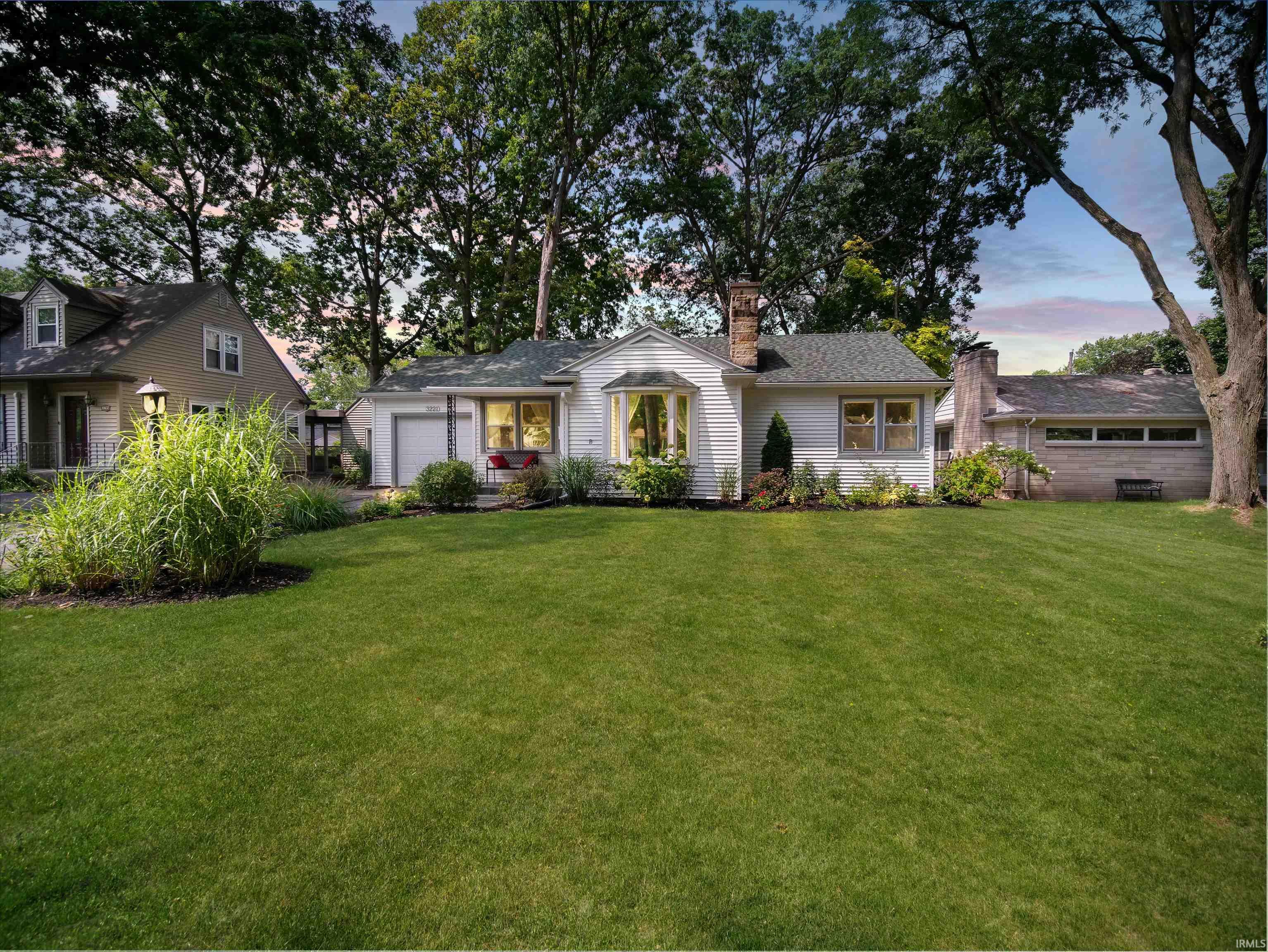 3221 River Forest
