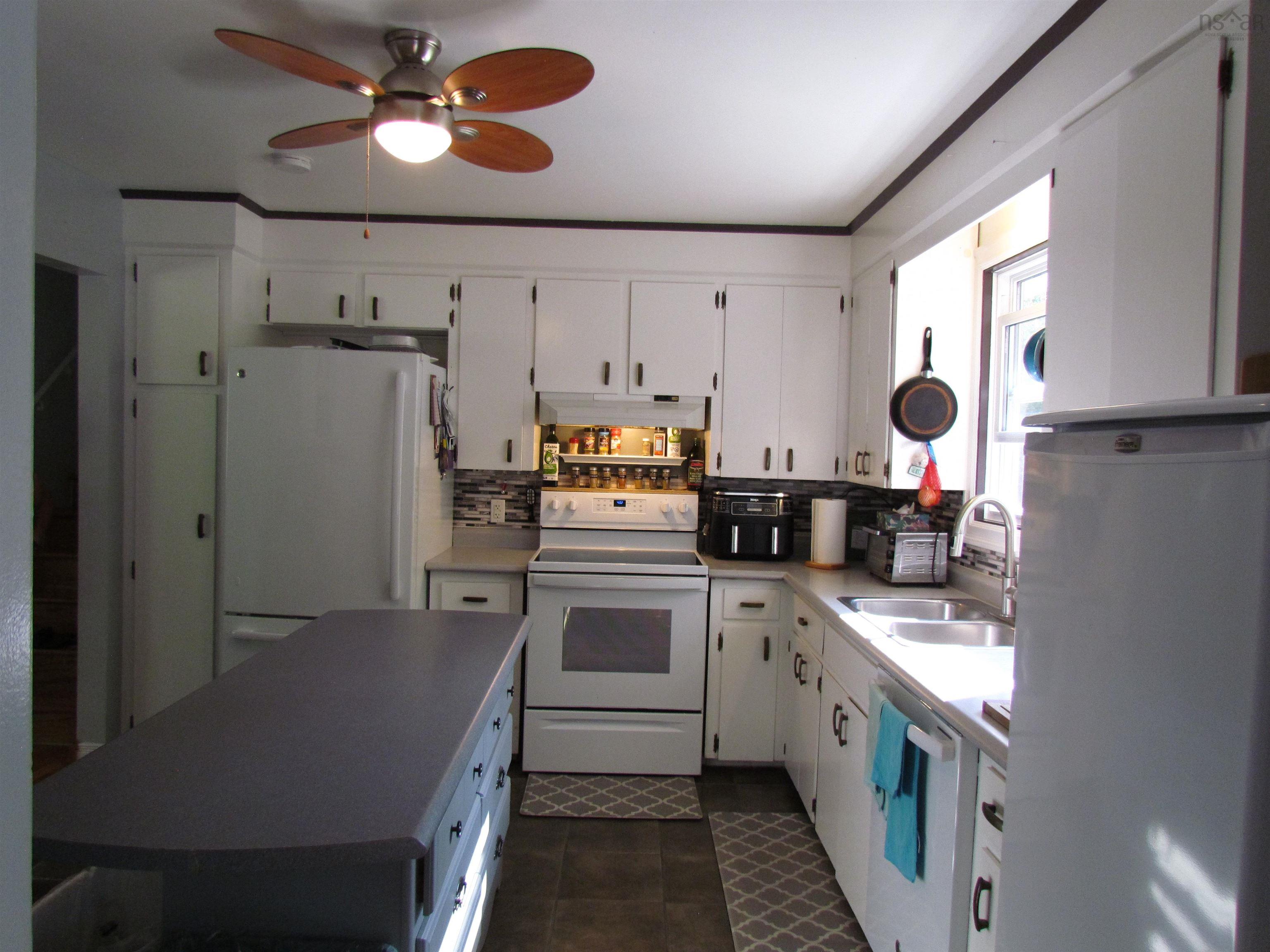 155 Howe Avenue photo #11
