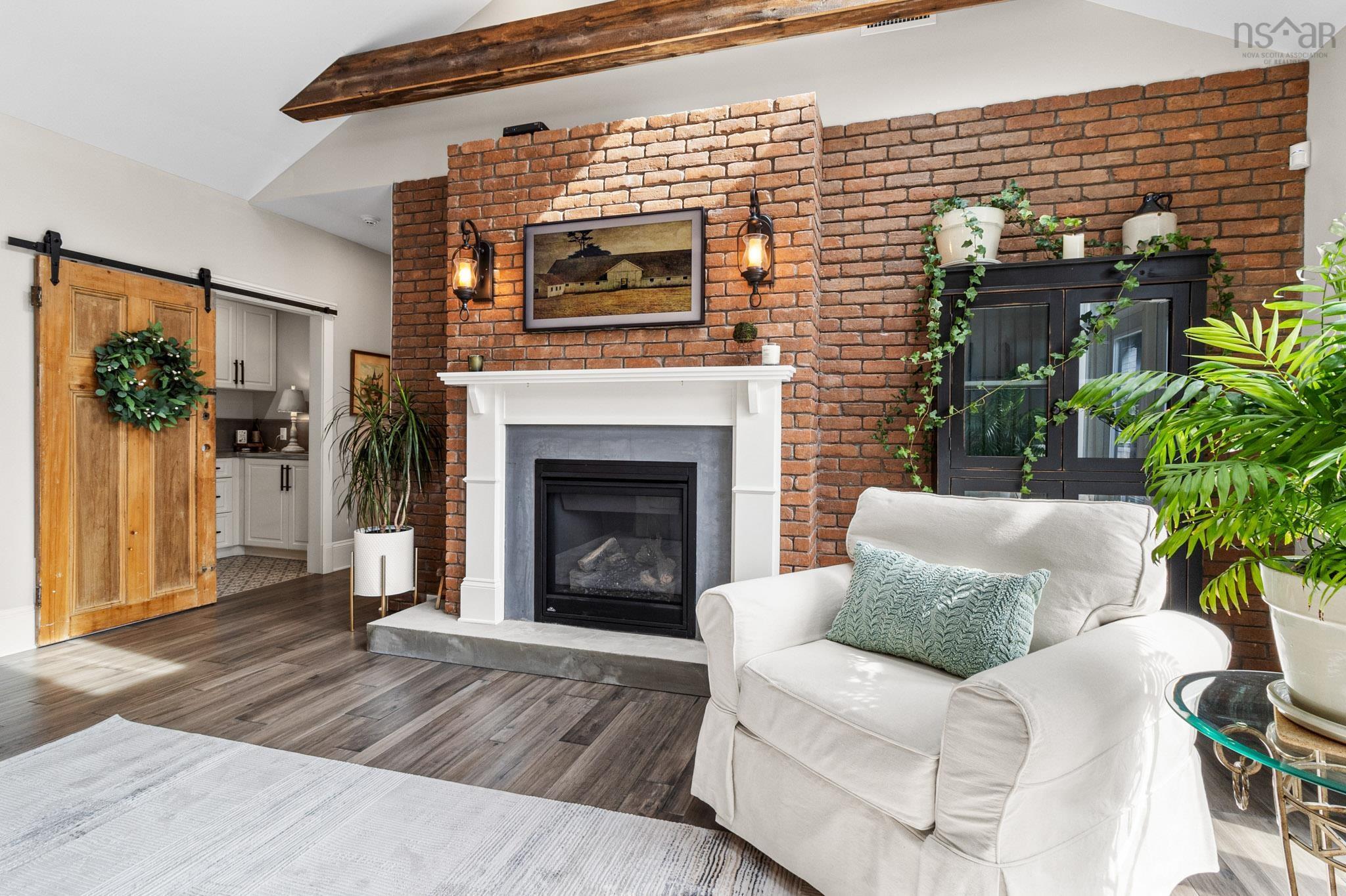 561 Heddas Way photo #13