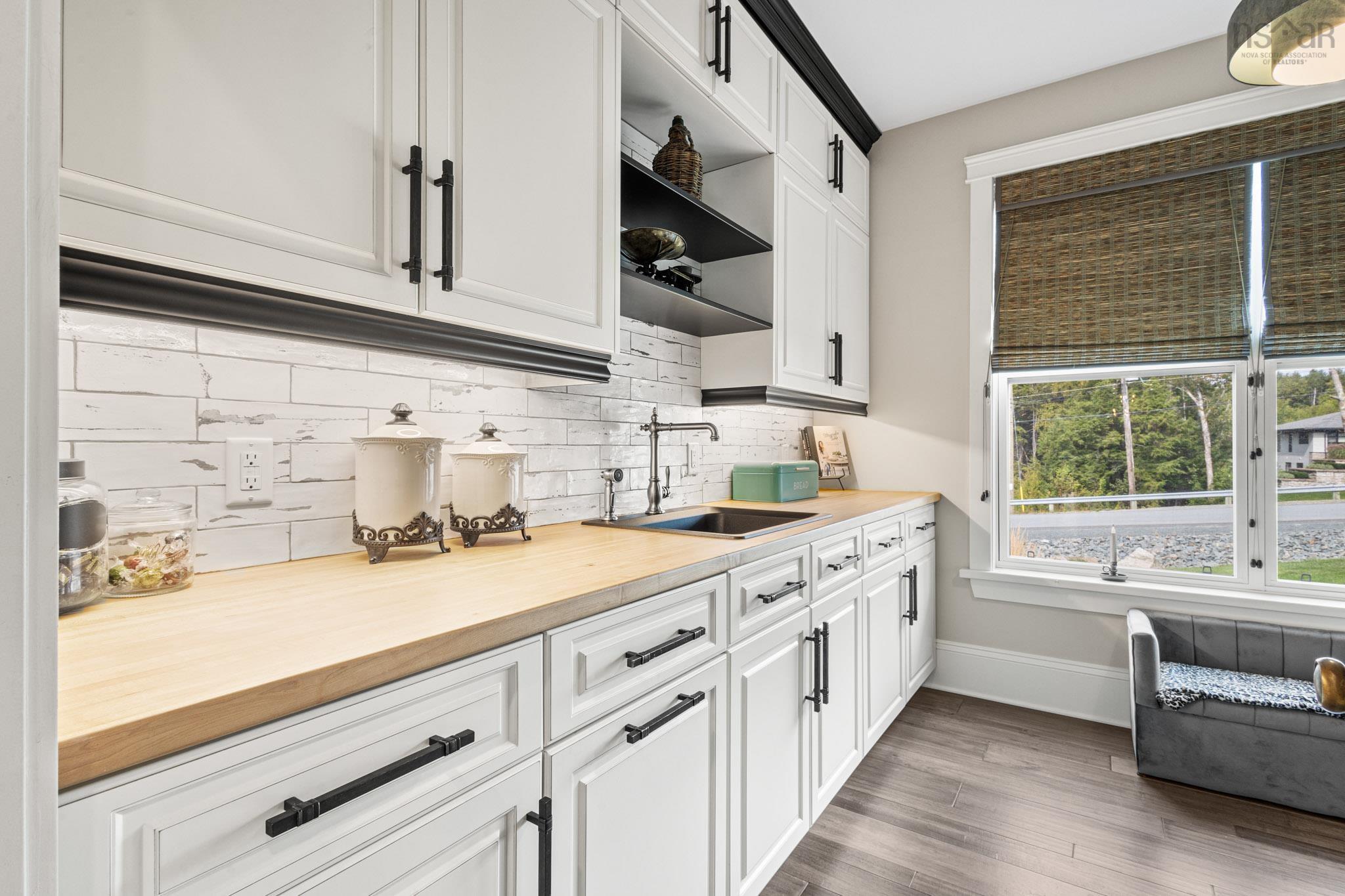 561 Heddas Way photo #10