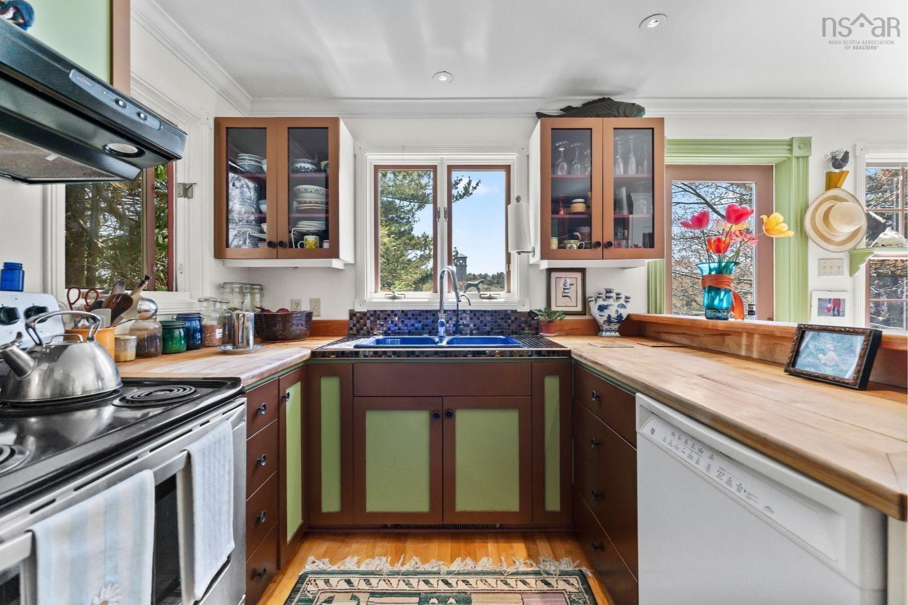 1126 Rockcliffe Street photo #12