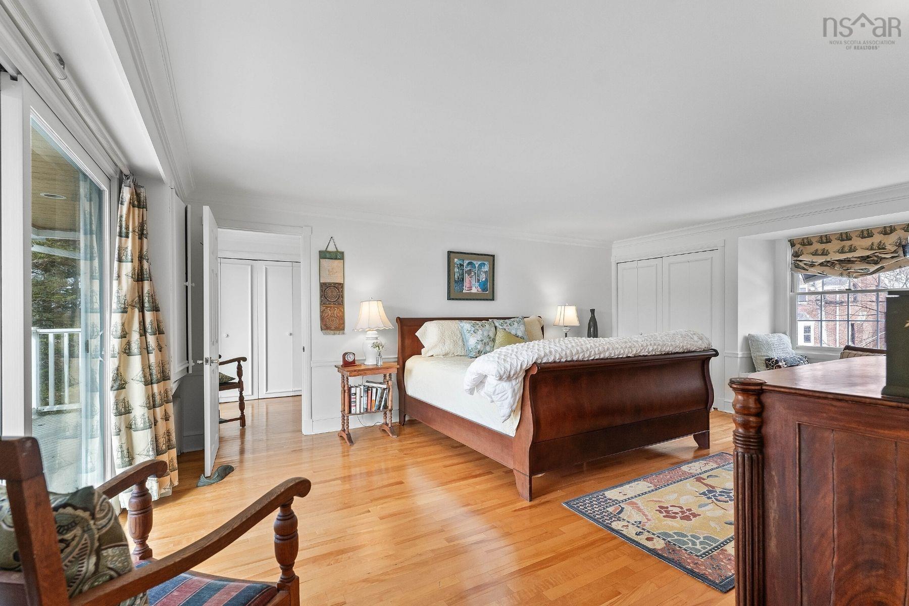 1126 Rockcliffe Street photo #21