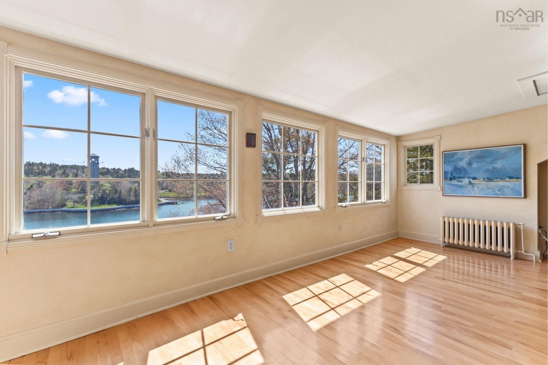 1126 Rockcliffe Street photo #28