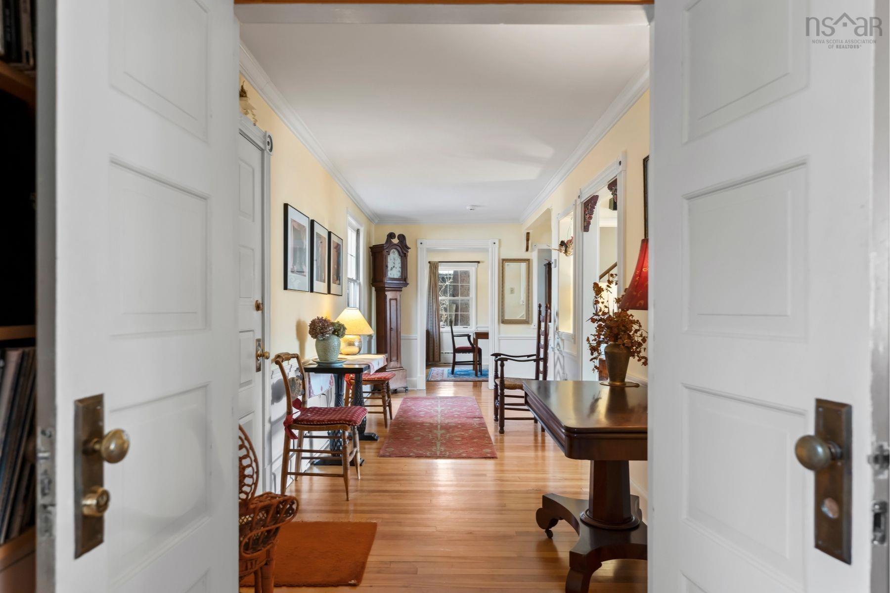 1126 Rockcliffe Street photo #6