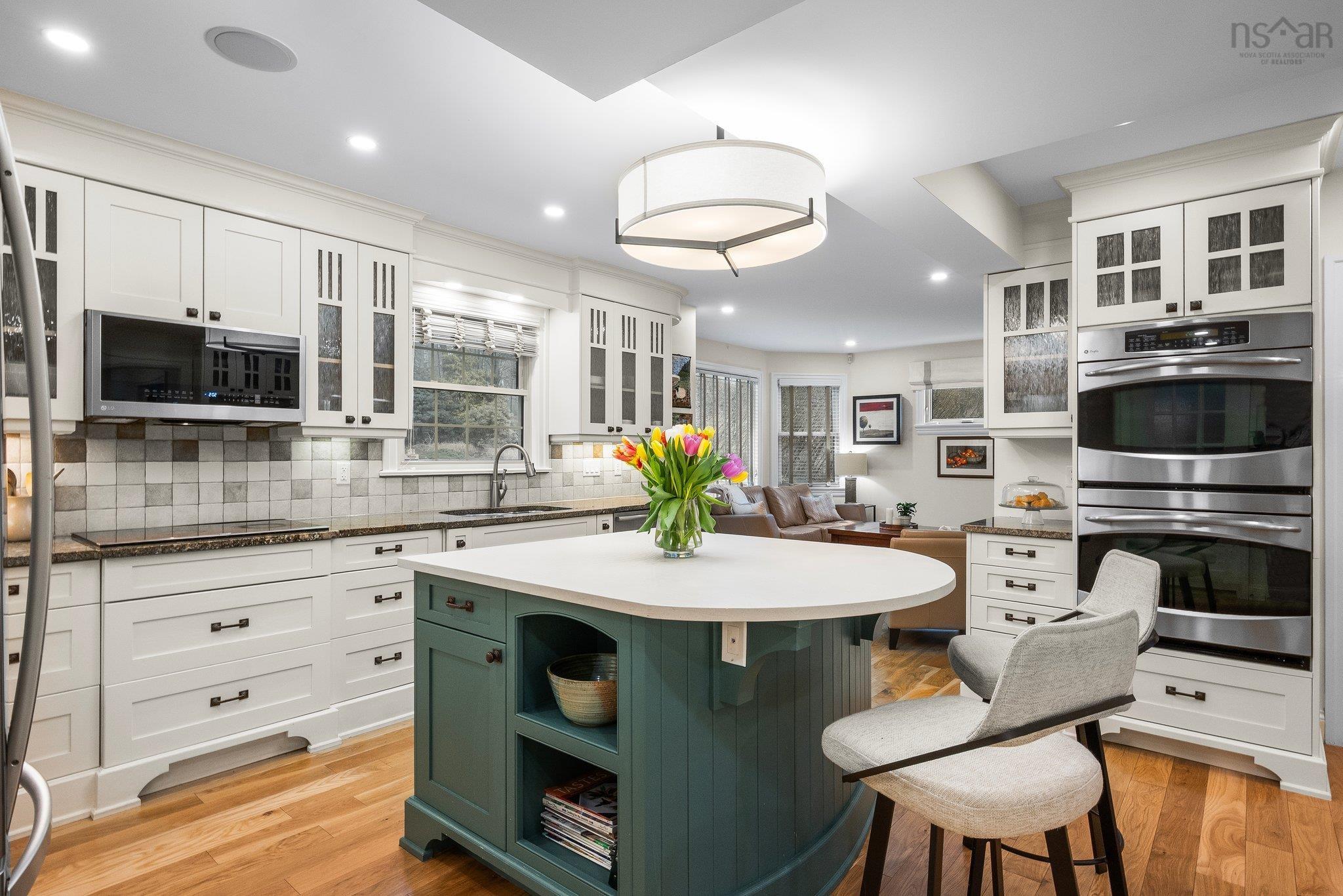 1111 Rockcliffe Street photo #12