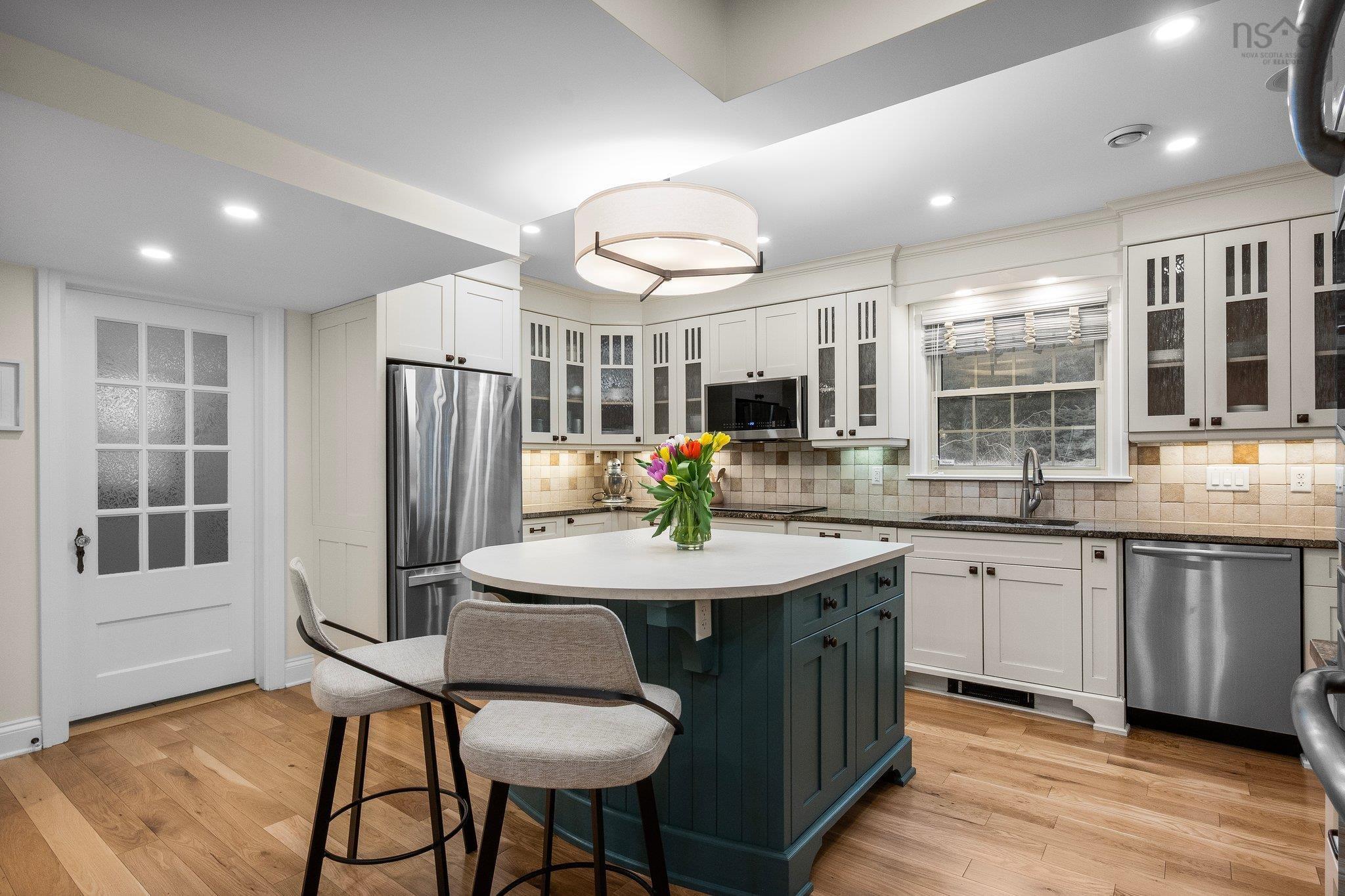1111 Rockcliffe Street photo #13