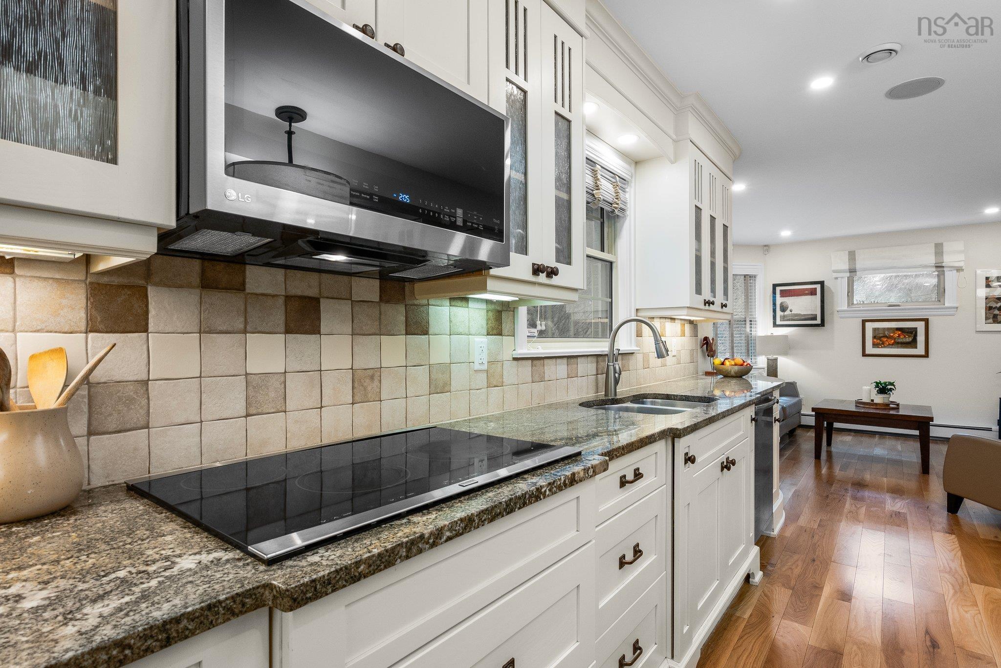 1111 Rockcliffe Street photo #15