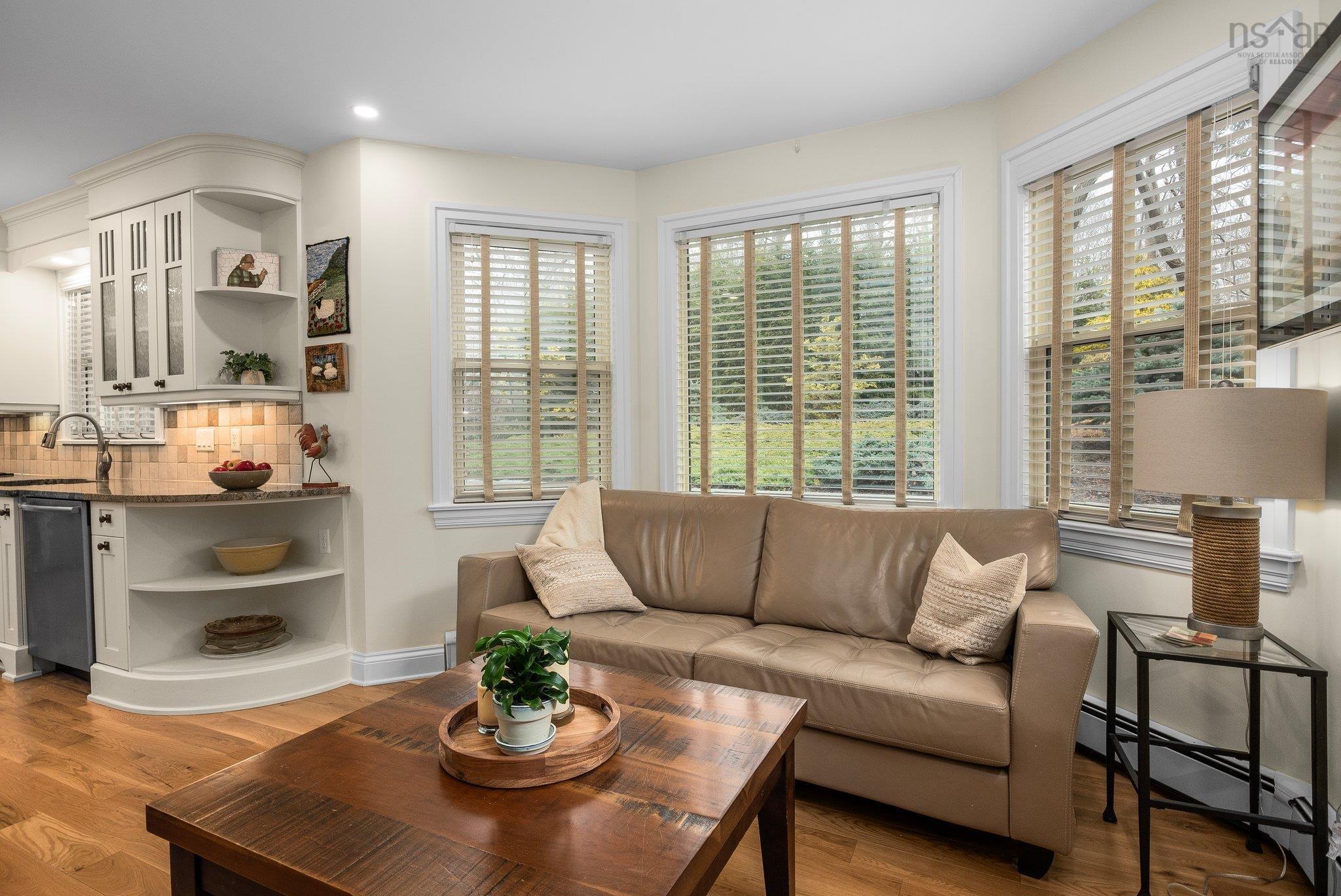 1111 Rockcliffe Street photo #17
