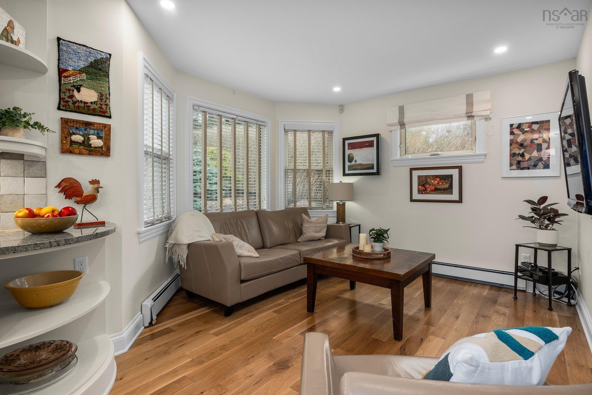 1111 Rockcliffe Street photo #18