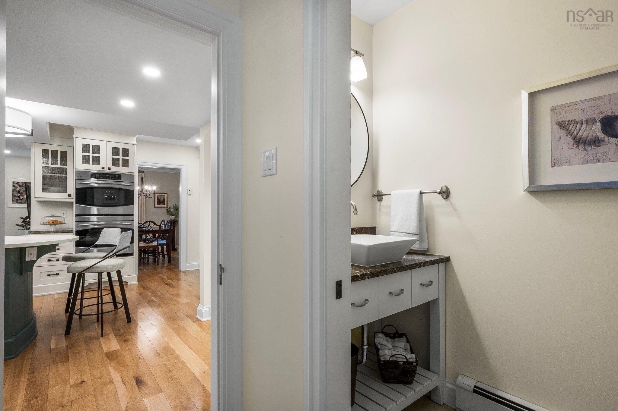 1111 Rockcliffe Street photo #22