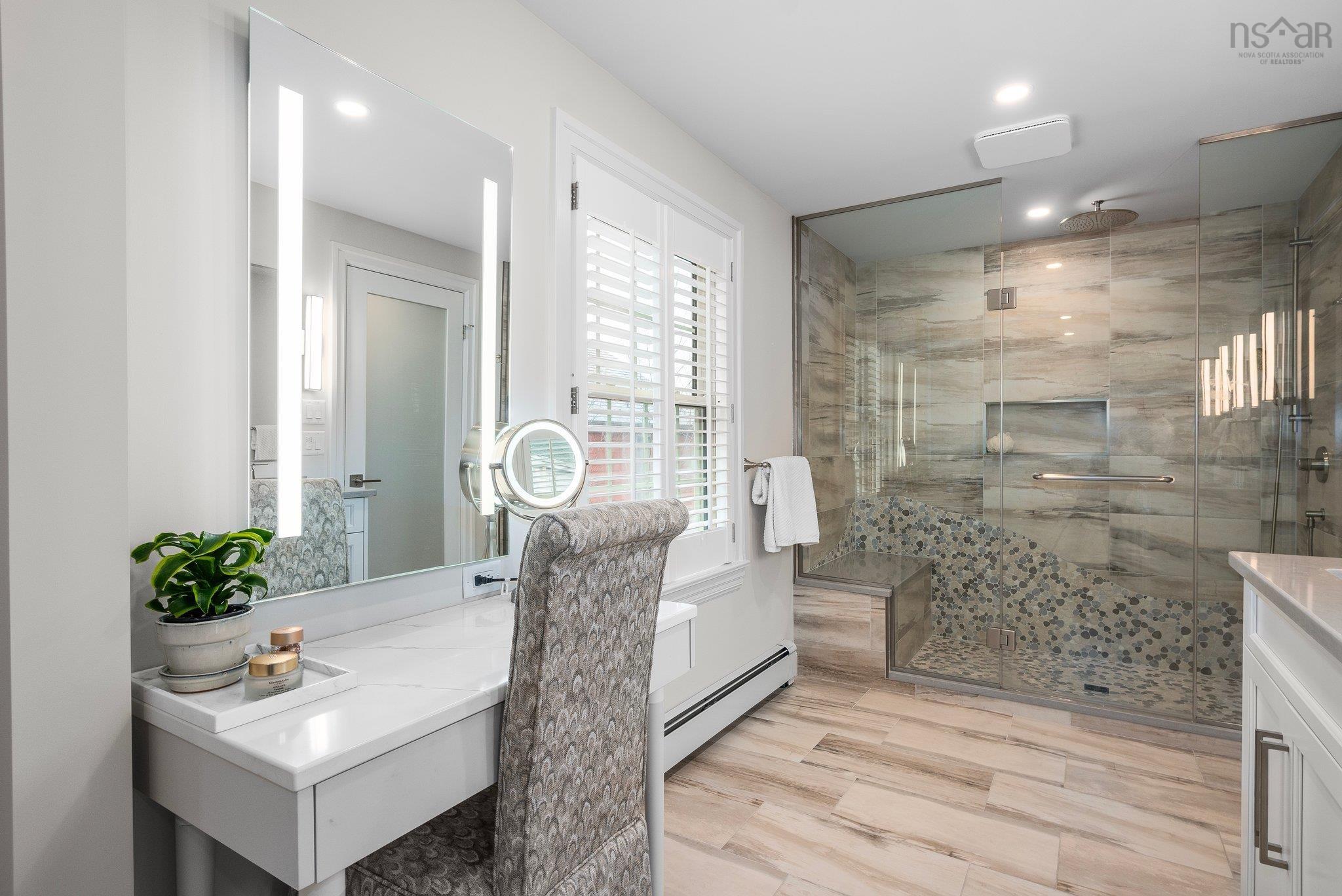 1111 Rockcliffe Street photo #29