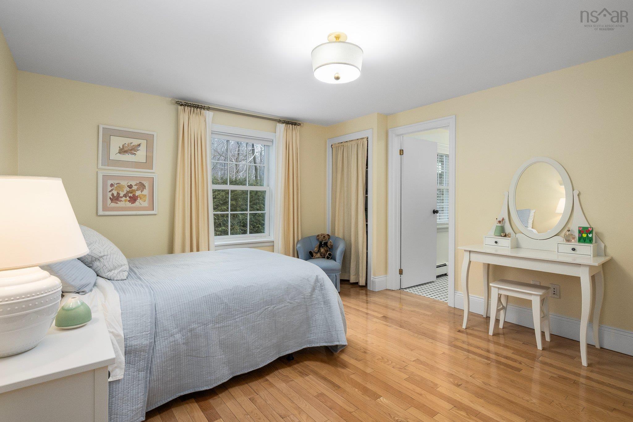 1111 Rockcliffe Street photo #32