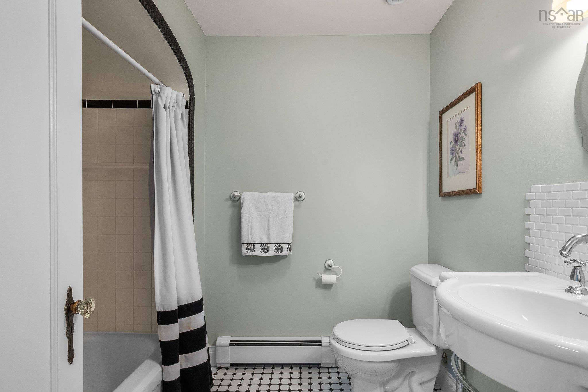 1111 Rockcliffe Street photo #37