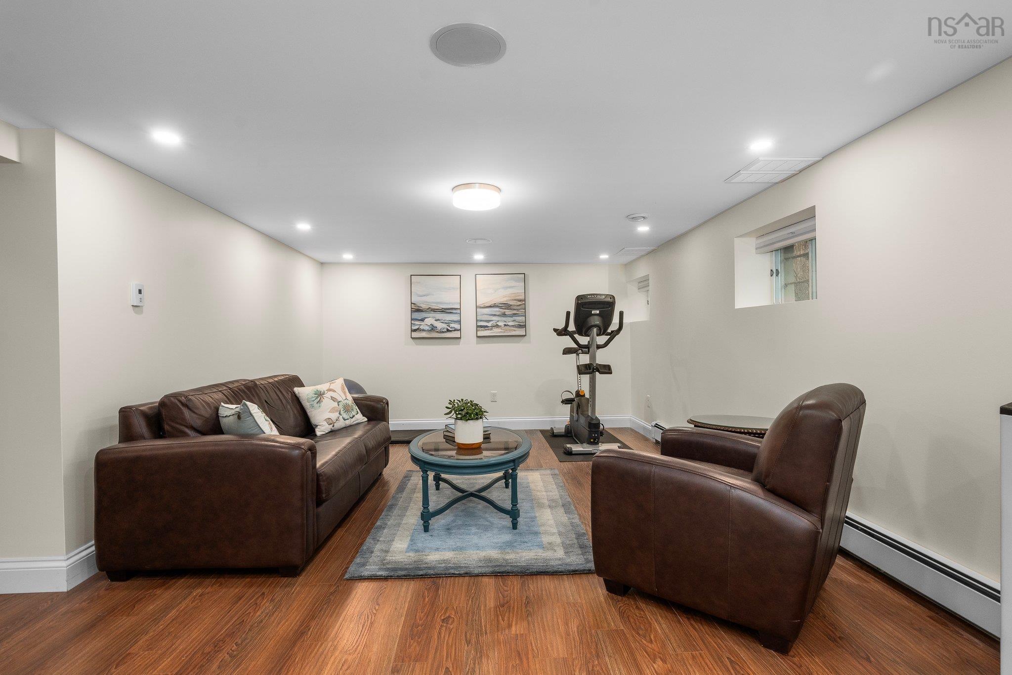 1111 Rockcliffe Street photo #40