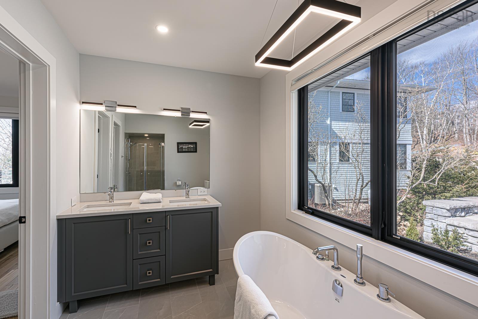 1160 Rockcliffe Street photo #35