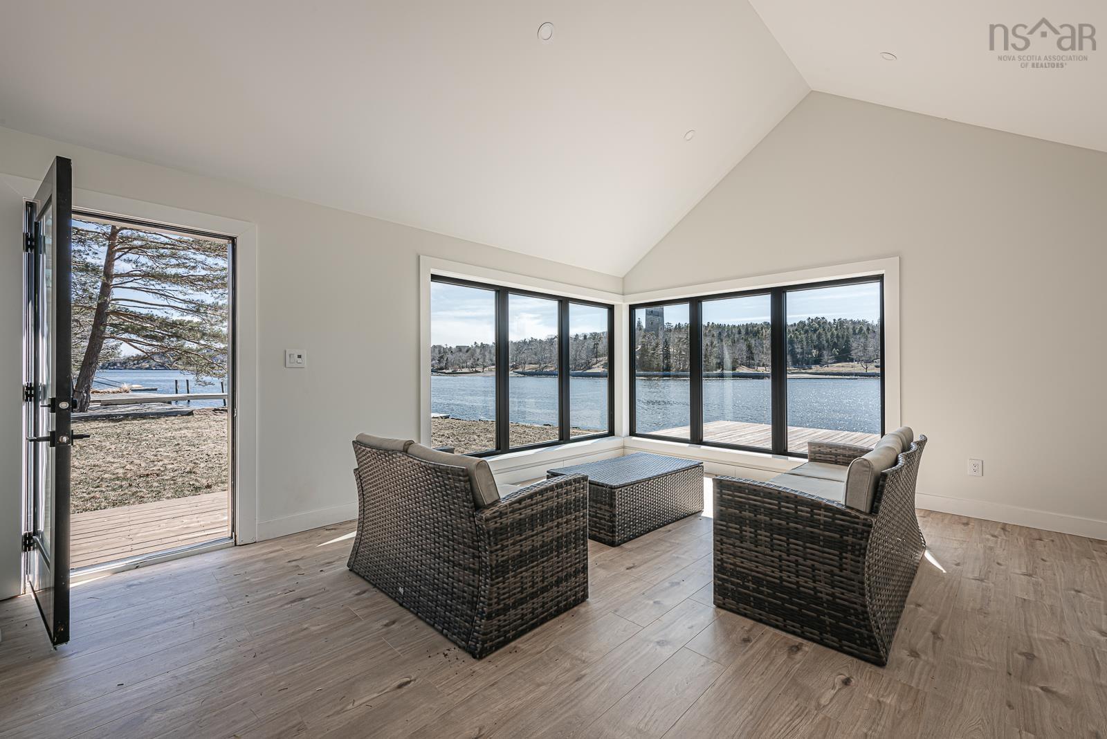 1160 Rockcliffe Street photo #48