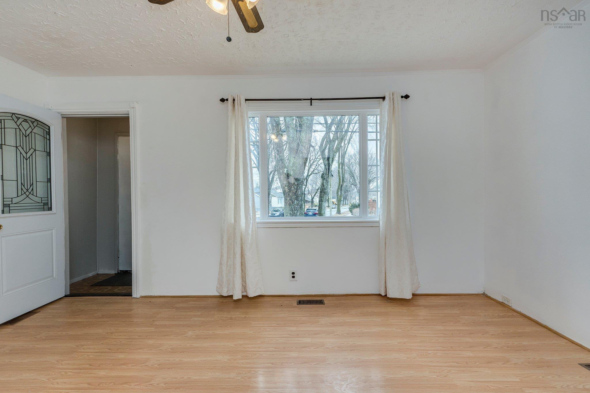 6568 Roslyn Road photo #16