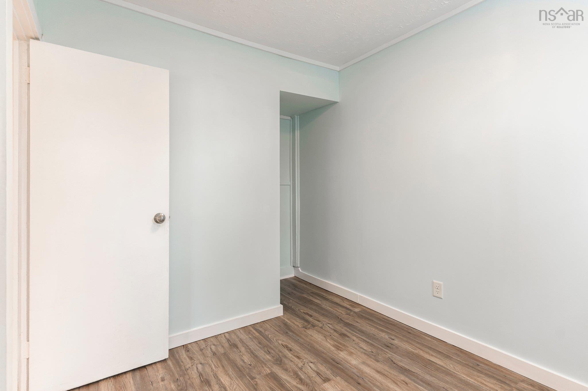 6568 Roslyn Road photo #21