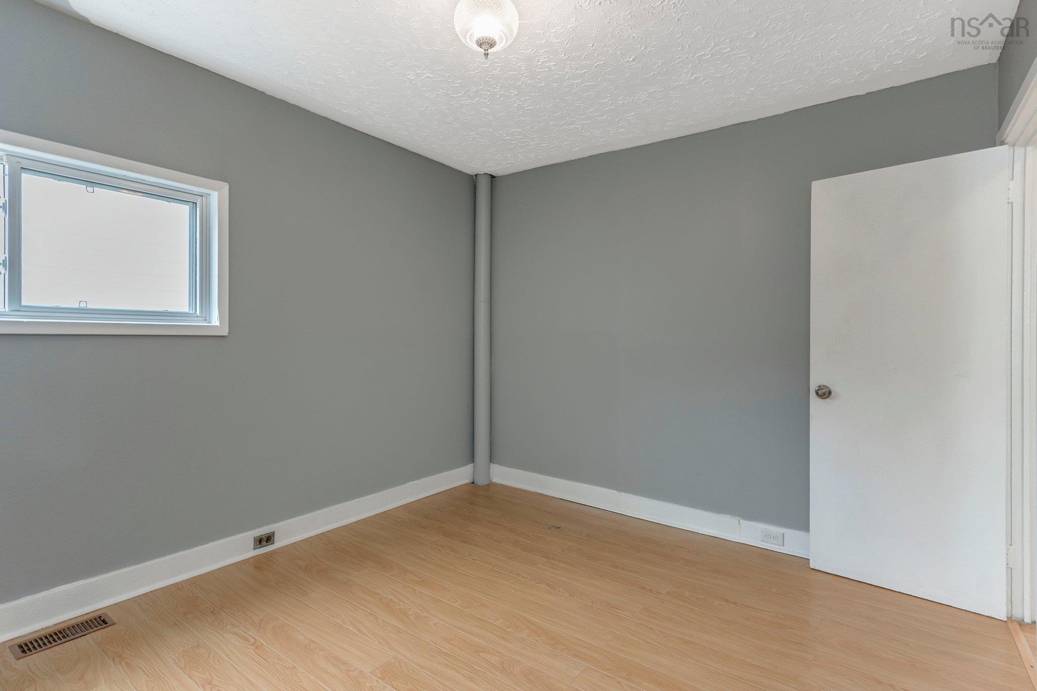 6568 Roslyn Road photo #26