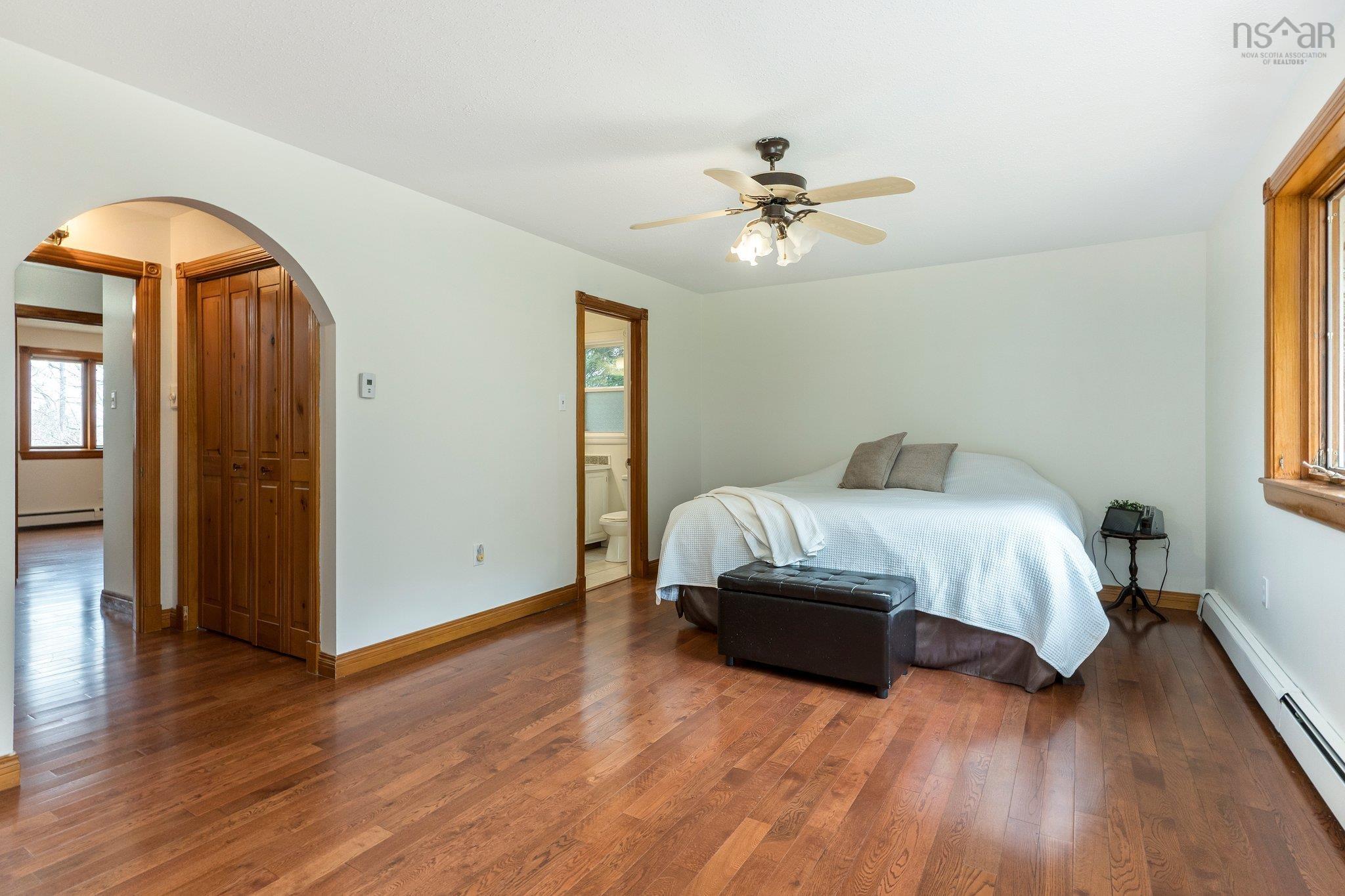252 Howe Avenue photo #23