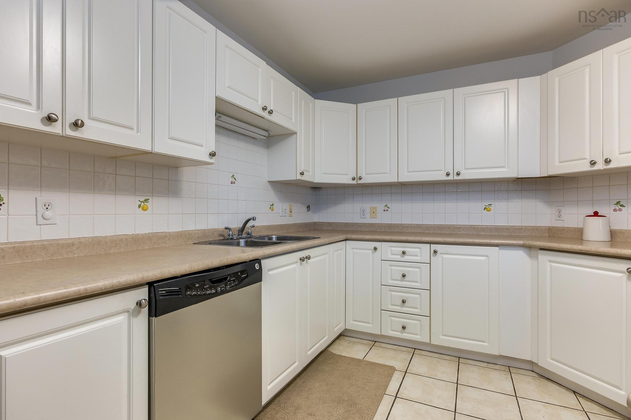 408 10 Regency Park Drive photo #11