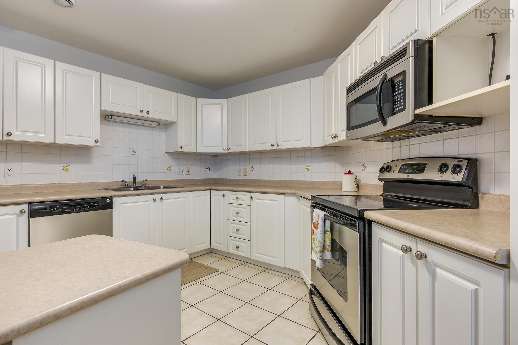408 10 Regency Park Drive photo #12