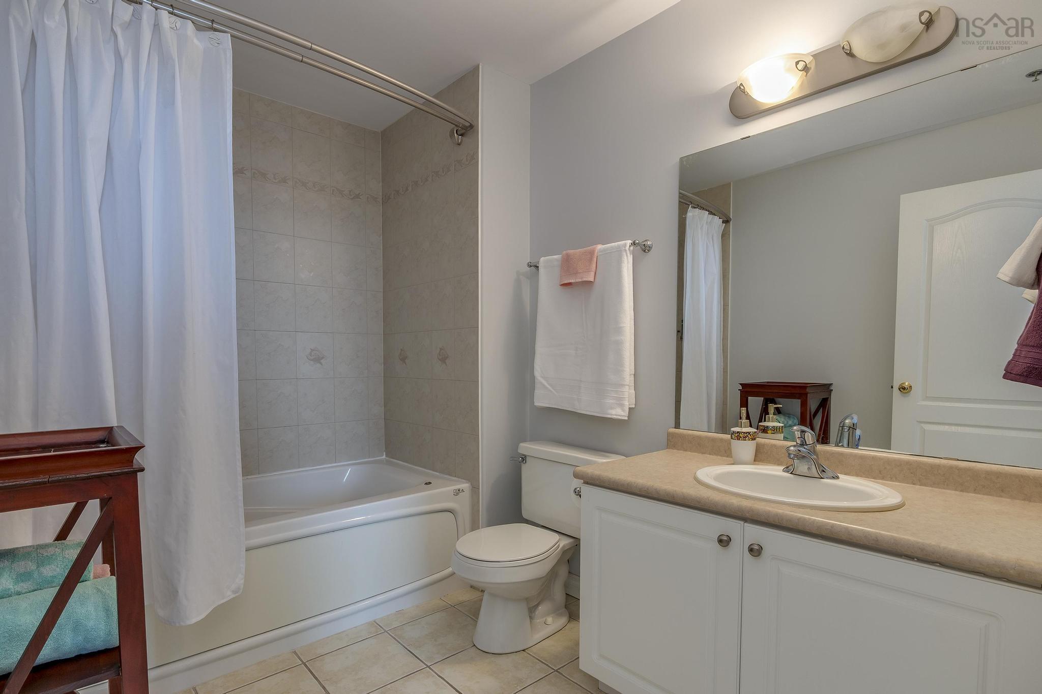408 10 Regency Park Drive photo #18