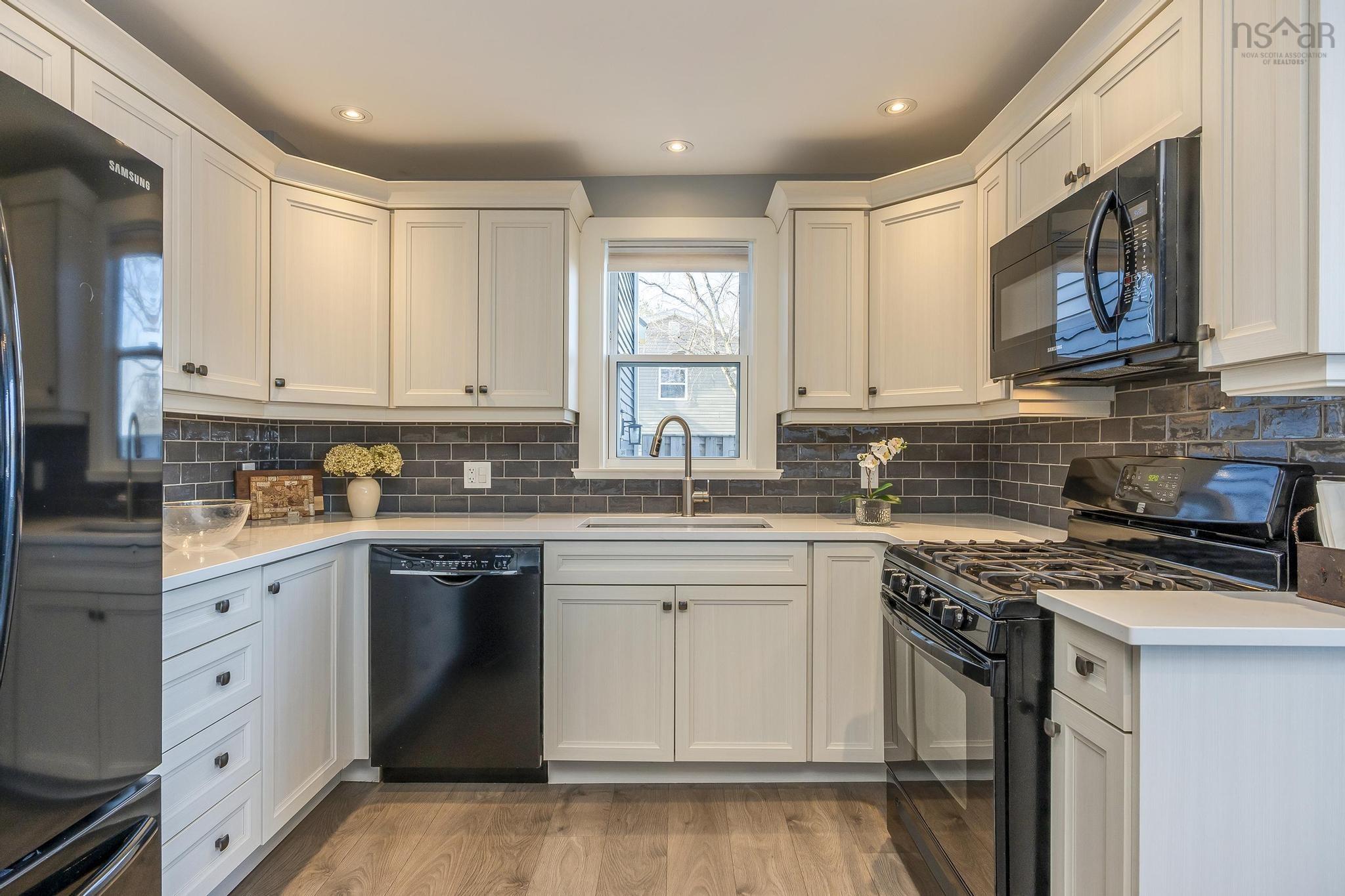 395 Waverley Road photo #13