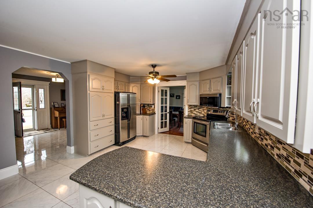 2 Lakeshire Crescent photo #8