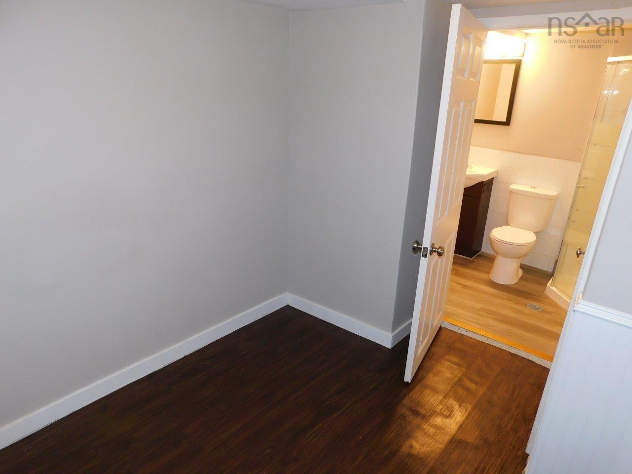 5271 Harvey Street photo #10
