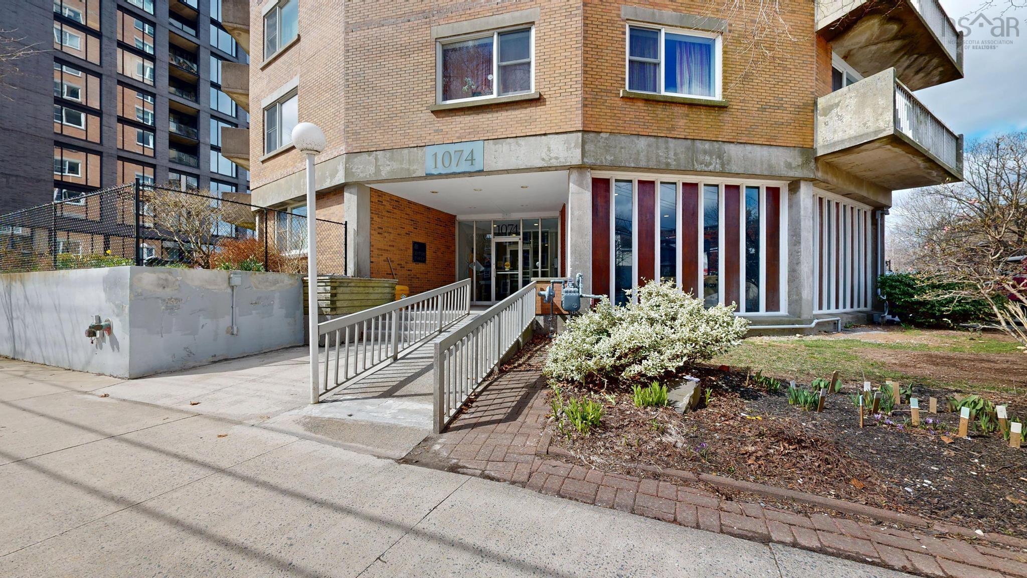 904 1074 Wellington Street photo #45