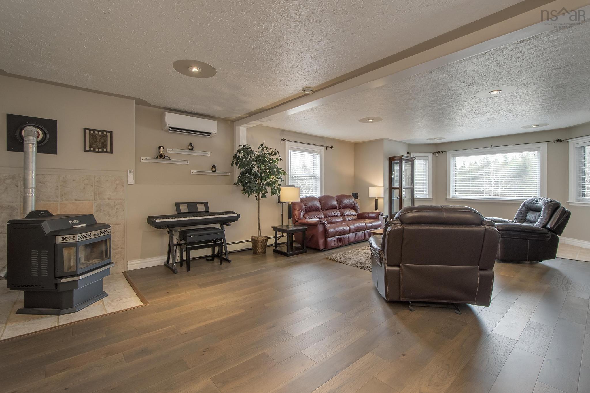 87 Candlewood Drive photo #25