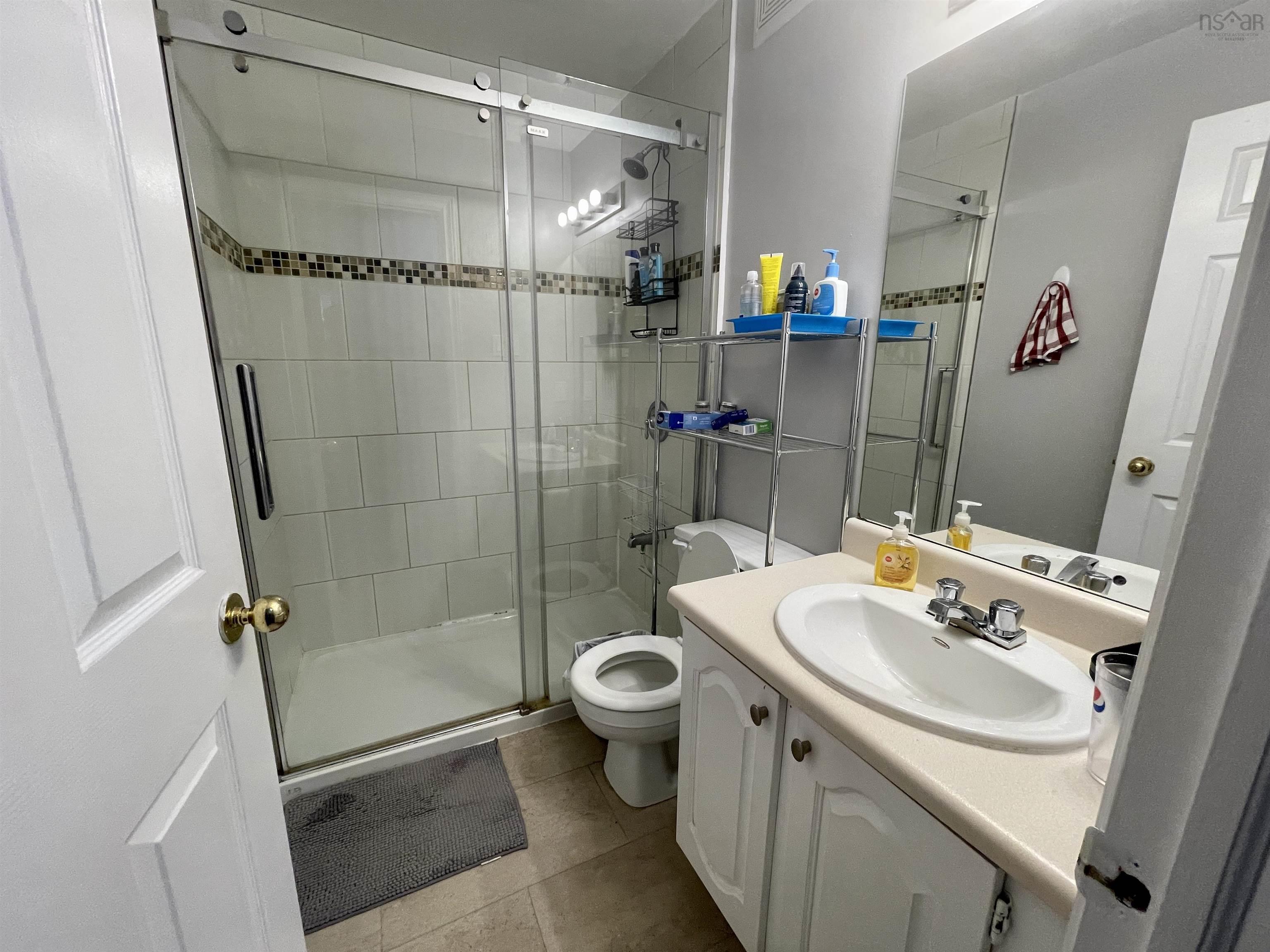 1 5811 Inglis Street photo #13