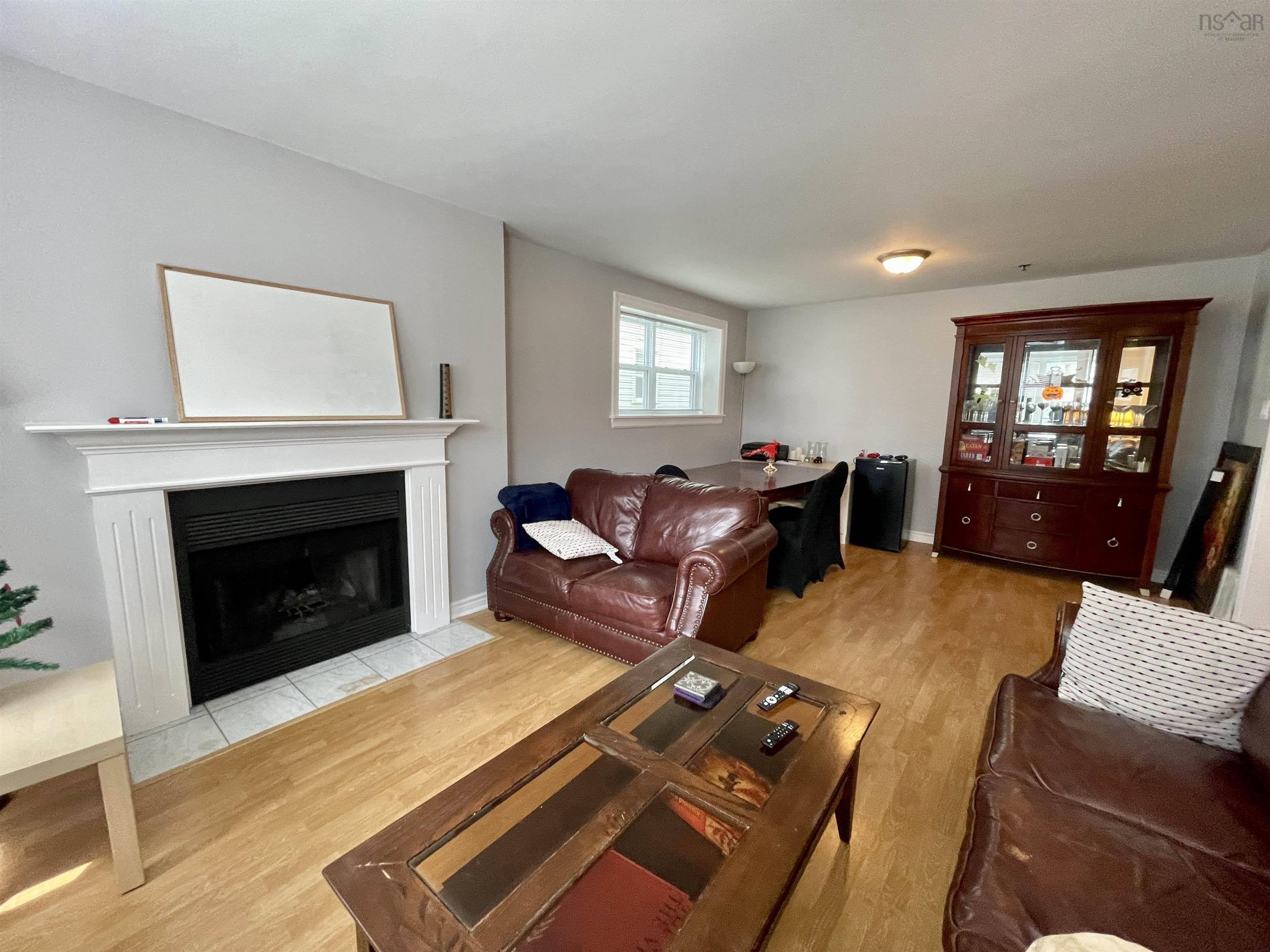 1 5811 Inglis Street photo #8