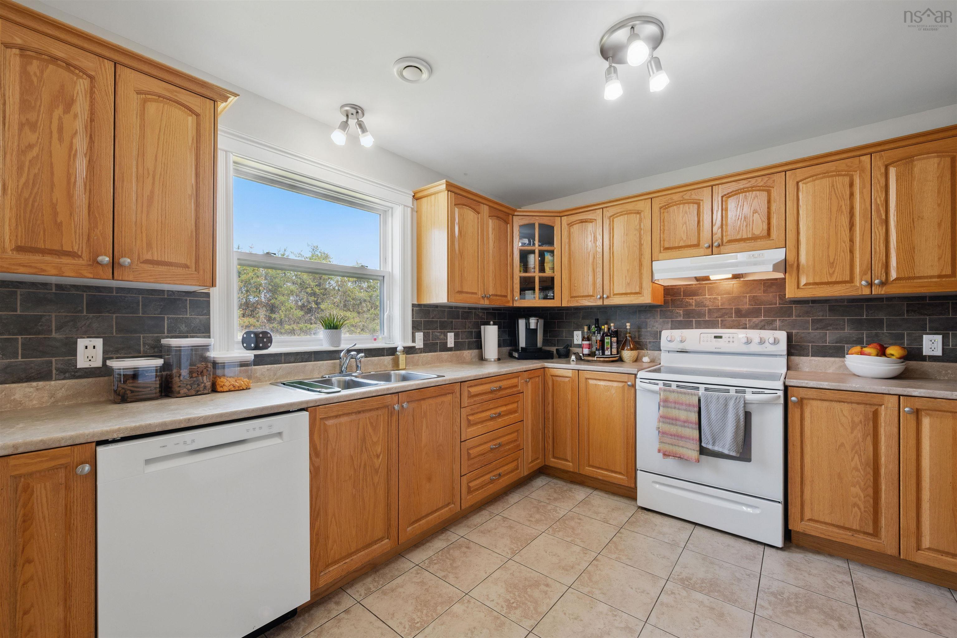 810 Basinview Drive photo #14